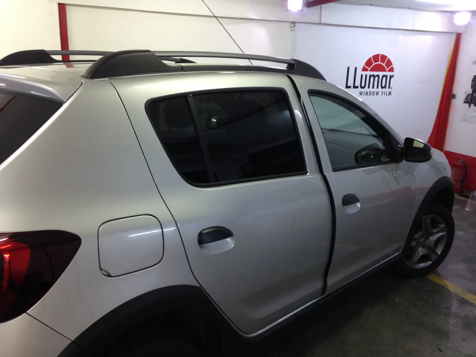 Geamuri laterale Sandero Stepway generația a doua argintiu cu folie ceramică CTX05 – detaliu exterior