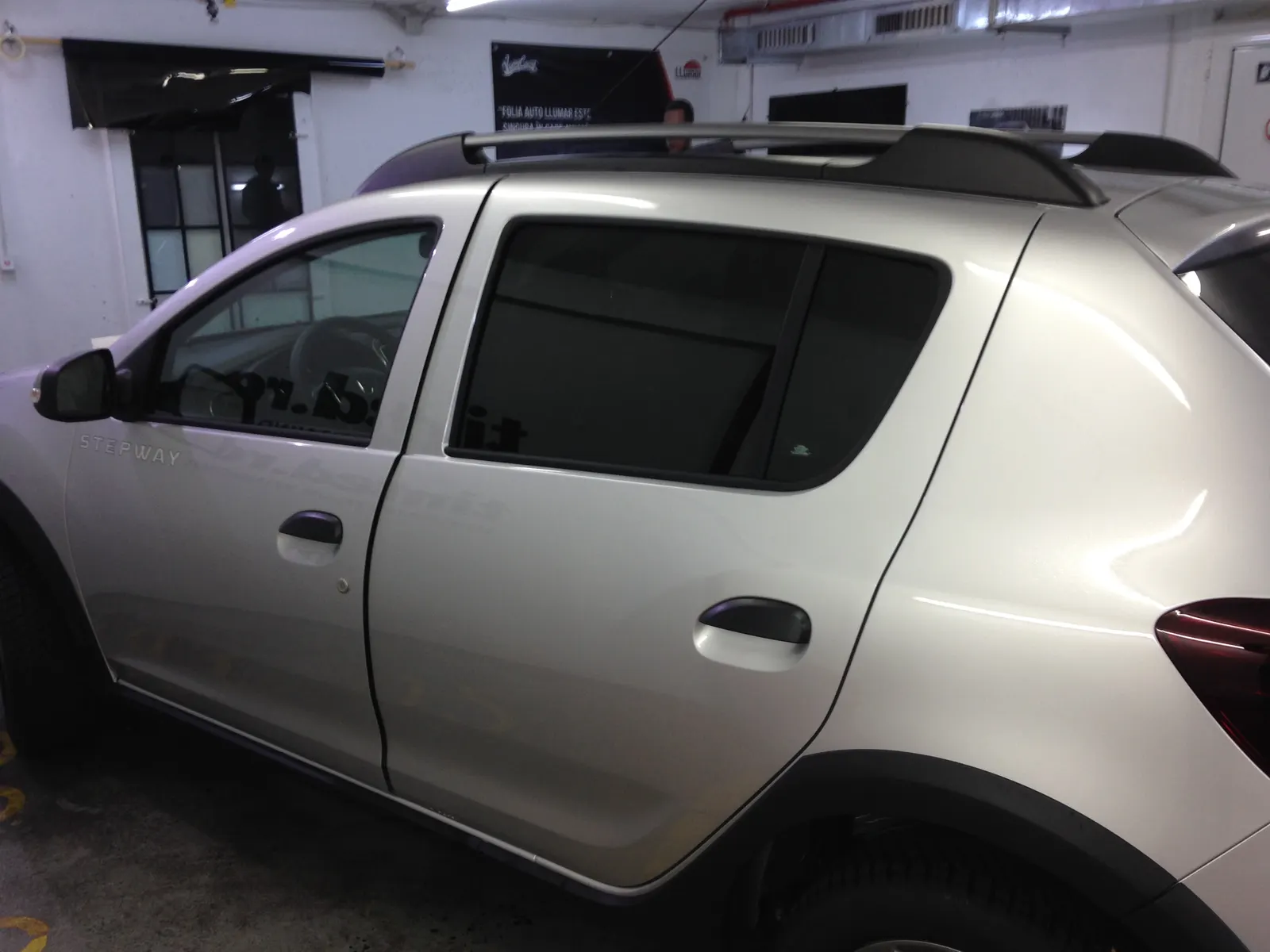 Dacia Sandero Stepway generația a doua argintiu foliat CTX05 – vedere spate cu lunetă acoperită
