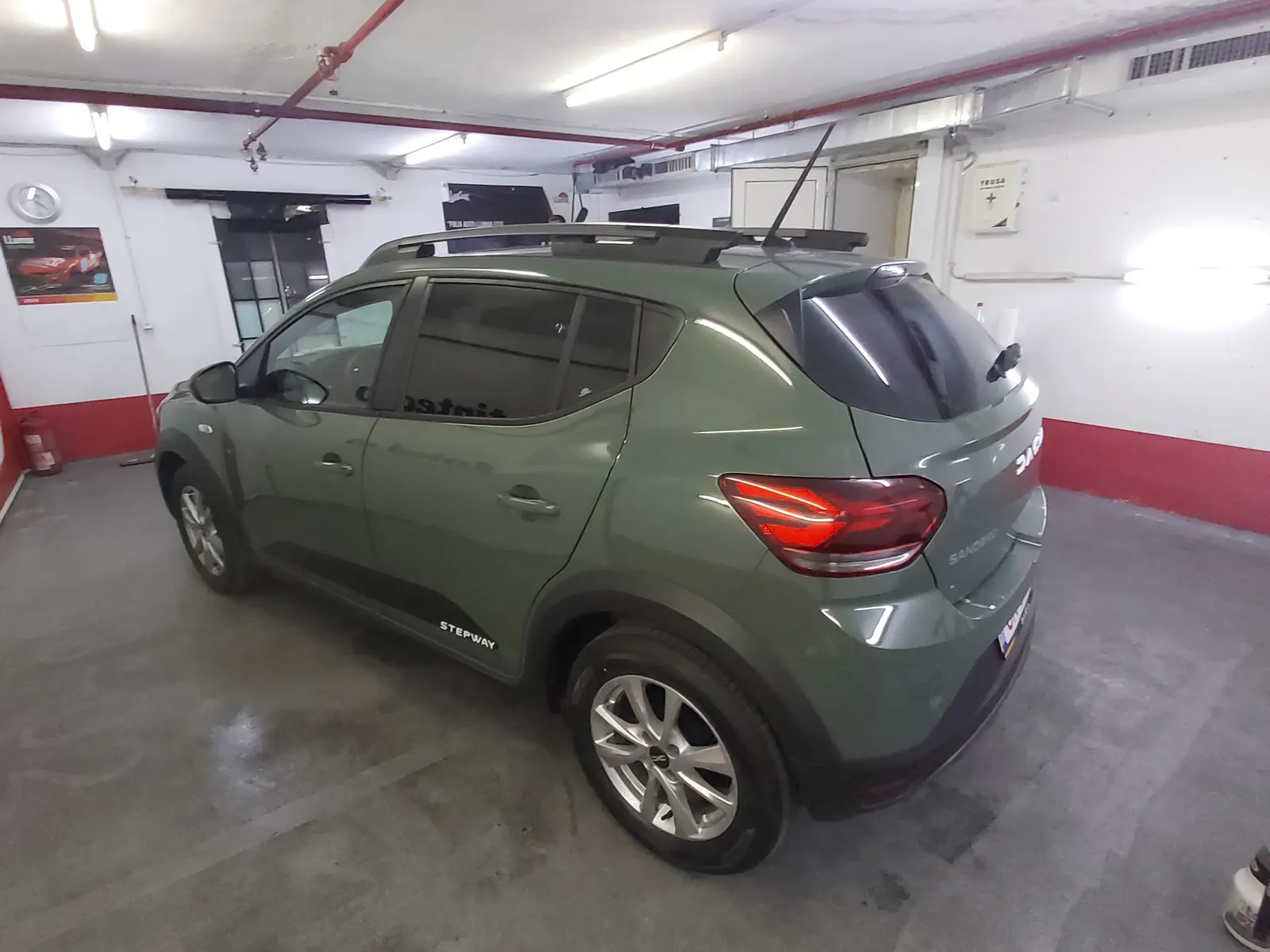 Geam lateral față Sandero Stepway generația a treia verde cu folie AT05 – detaliu exterior