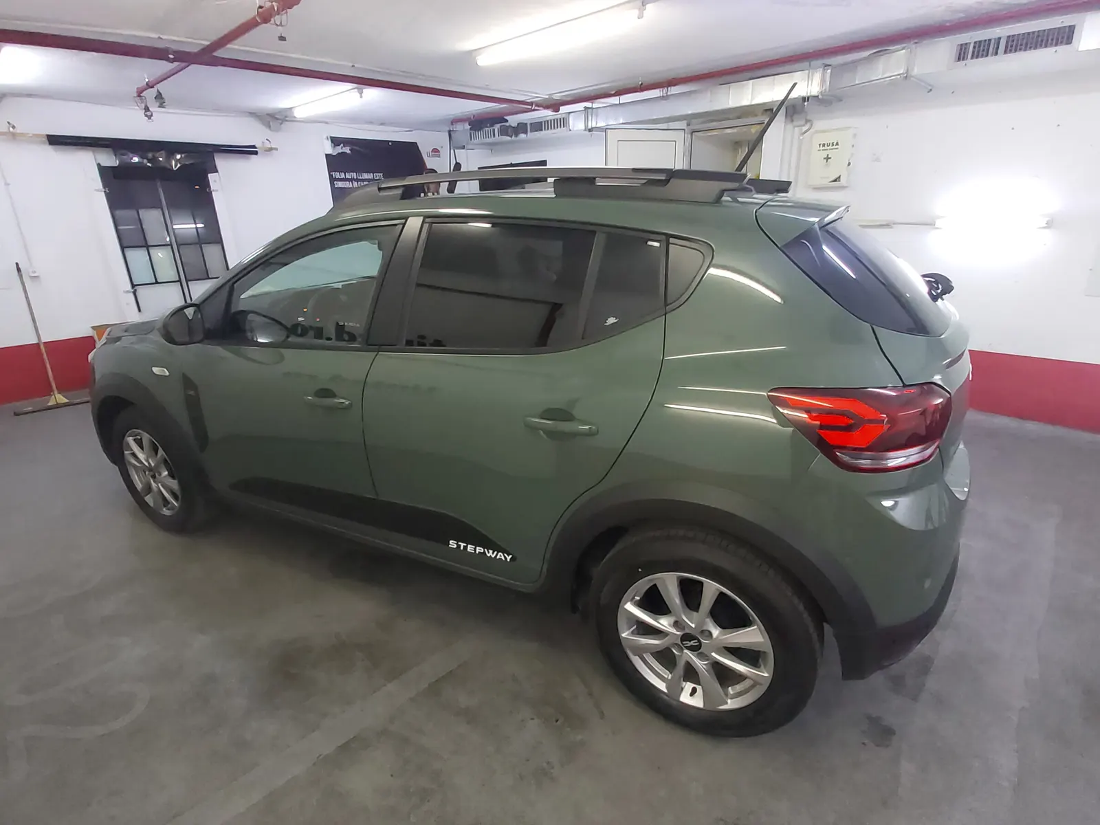 Dacia Sandero Stepway Verde Cactus foliat AT05 – profil lateral complet