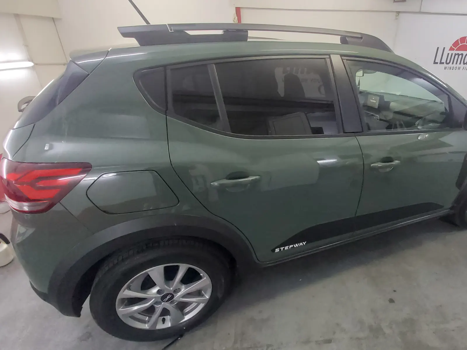Ușă spate Sandero Stepway generația a treia verde cu folie LLumar AT05 – detaliu montaj