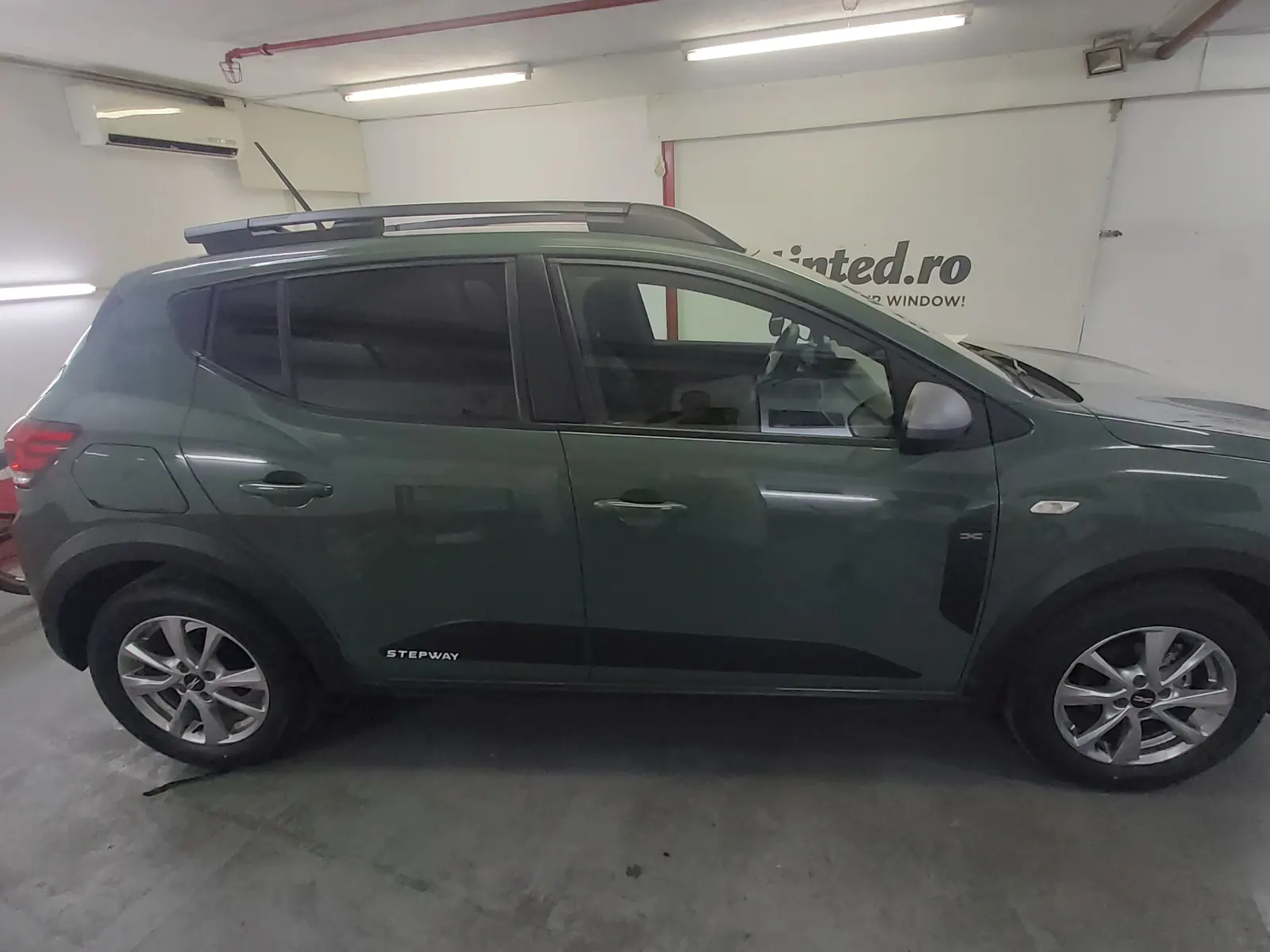 Dacia Sandero Stepway generația a treia verde foliat AT05 – vedere spate cu lunetă