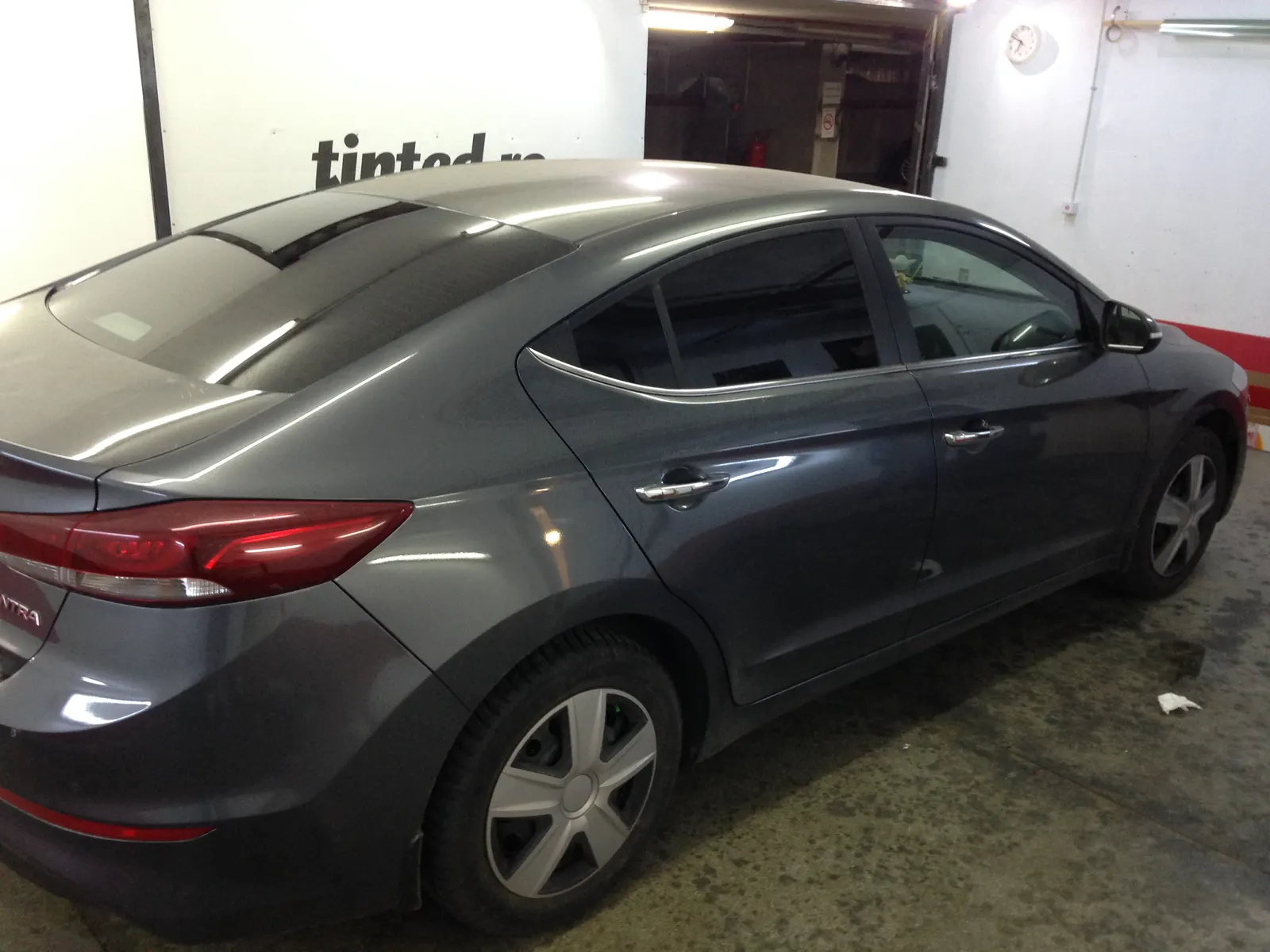 Geam față Elantra generația a șasea cu folie transparentă LLumar AIR80 – detaliu exterior