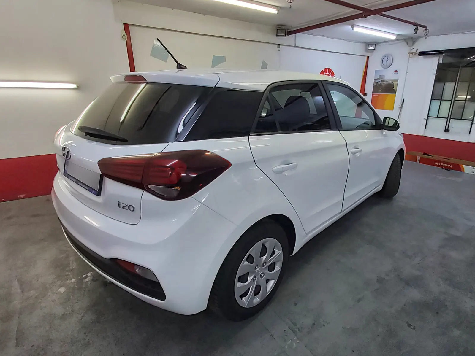 Hyundai i20 Polar White foliat CTX15 – geamuri spate și lunetă, vedere laterală