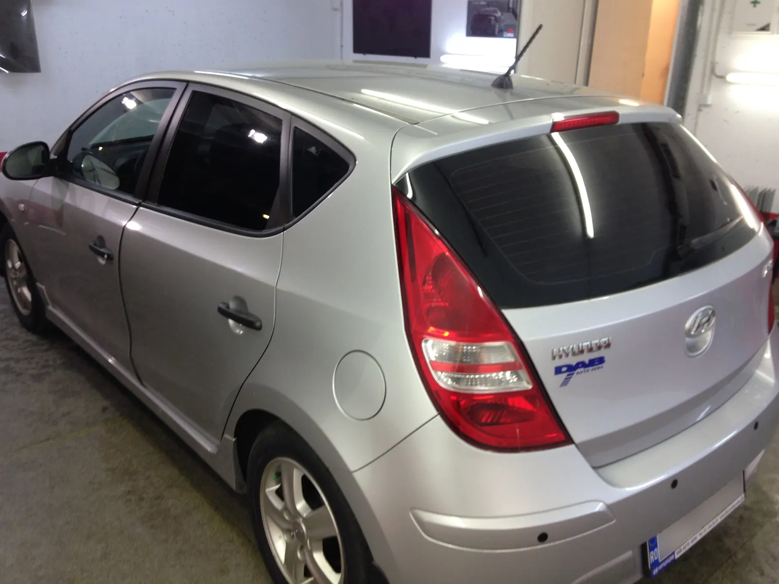 Geamuri laterale spate i30 generația întâi argintiu cu folie ATR20 – detaliu exterior