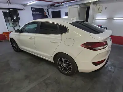 i30 Fastback alb – ATR05 lateral