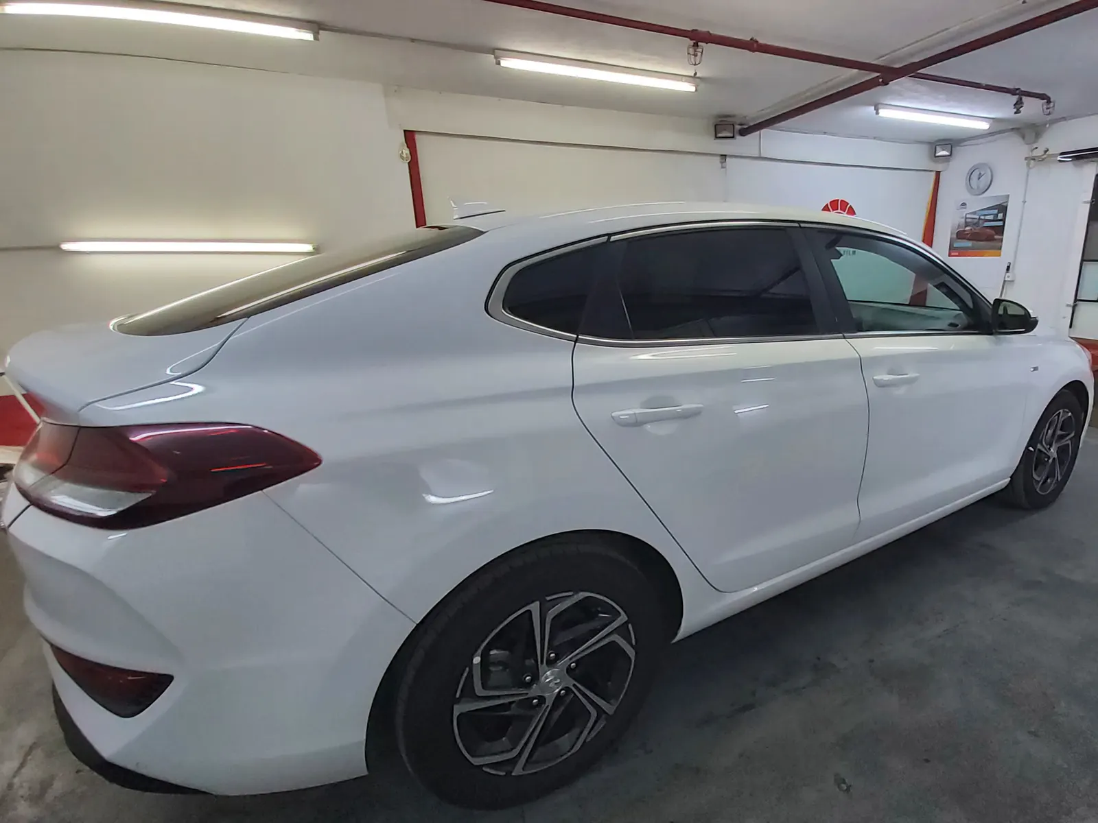 Geam față și triunghi i30 Fastback cu folie LLumar ATR05 – detaliu A-pilon exterior