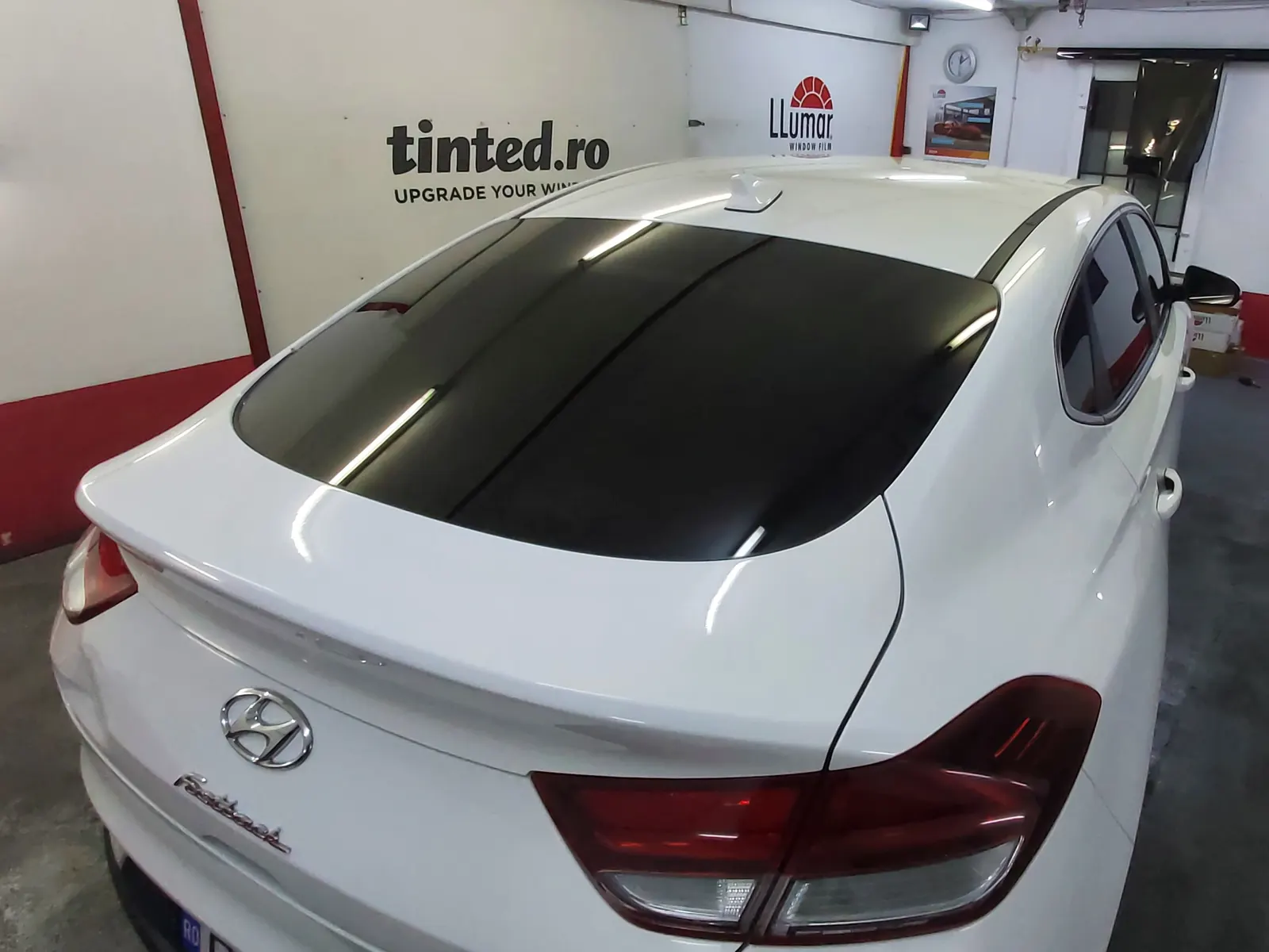 Lunetă Hyundai i30 Fastback acoperită cu folie ATR05 – vedere spate
