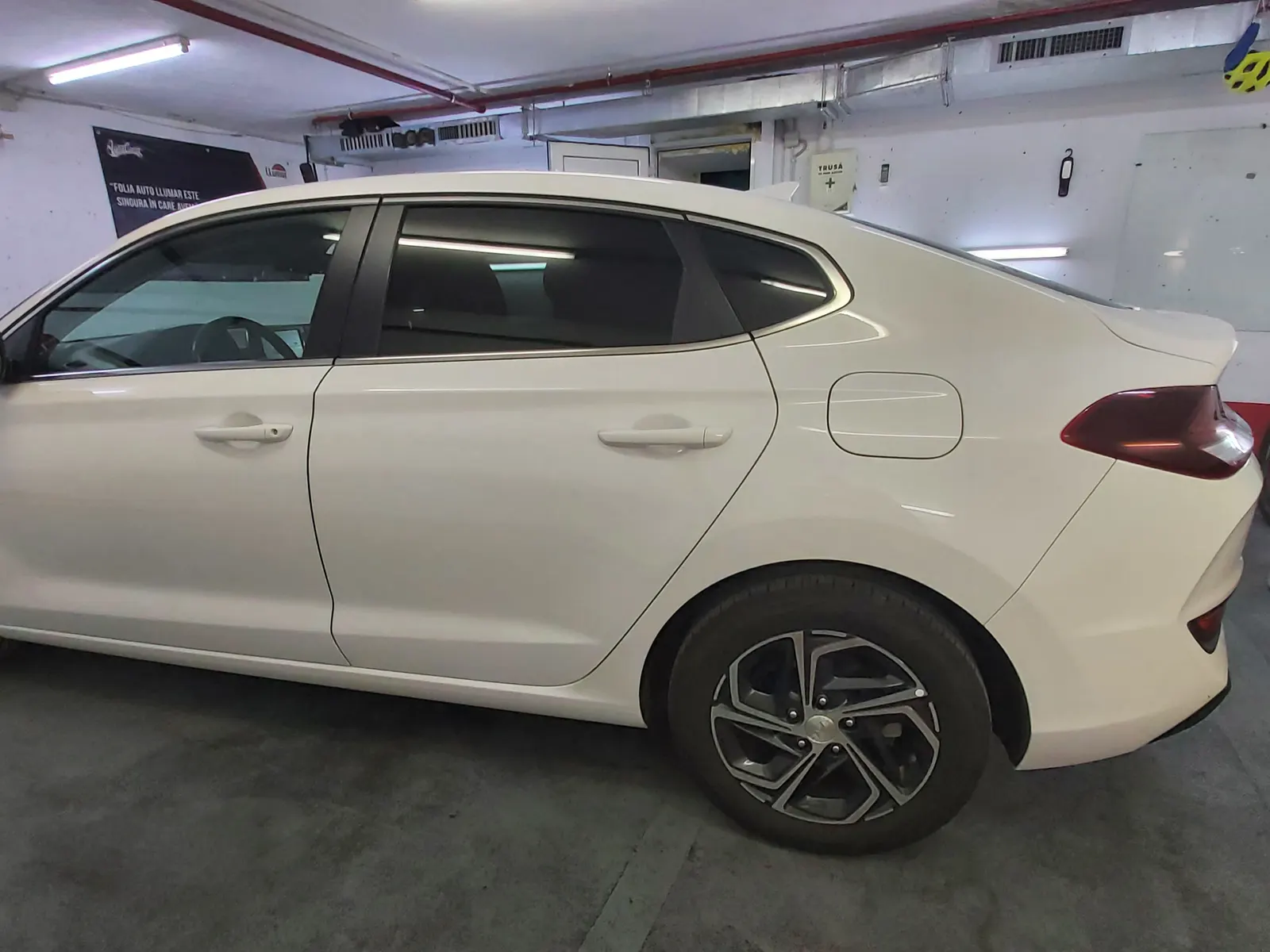 Ușă spate i30 Fastback Polar White cu folie întunecată ATR05 – detaliu montaj