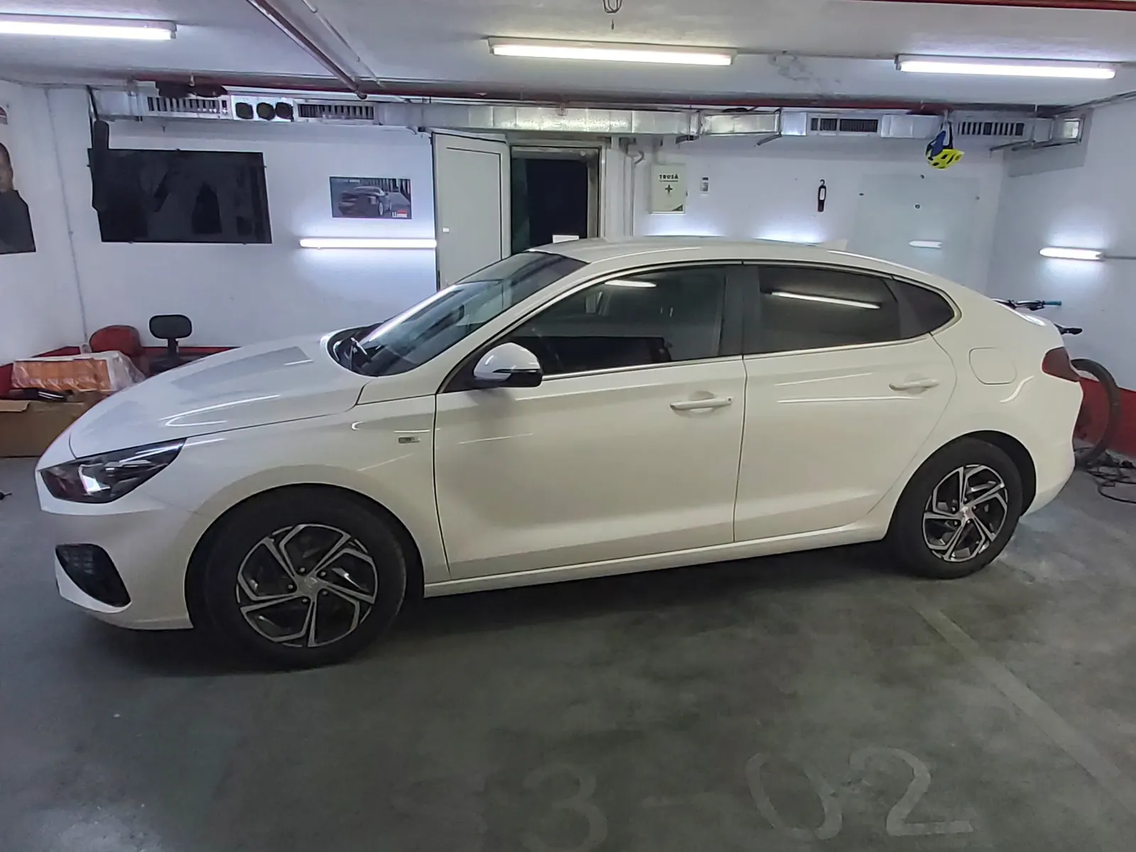 Hyundai i30 Fastback alb foliat complet ATR05 – detaliu geam lateral spate