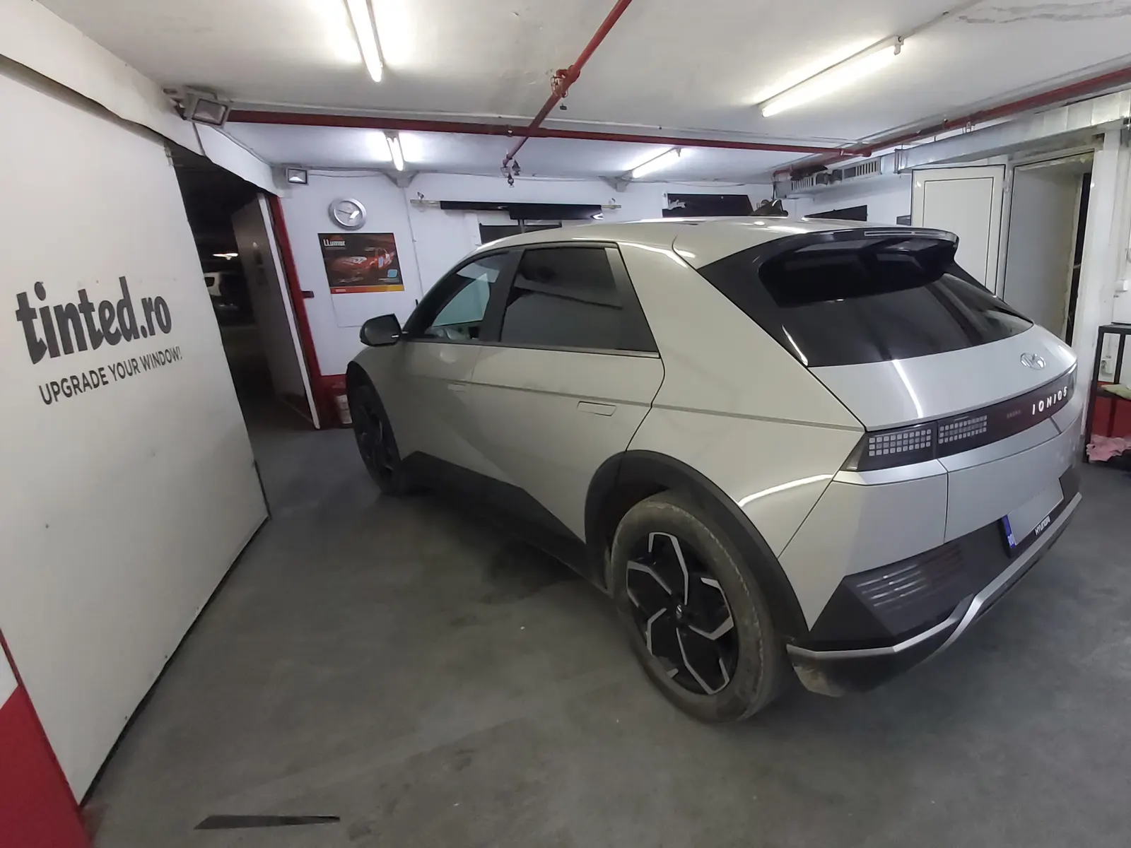 Hyundai Ioniq 5 Cyber Grey Metallic cu folie ceramică LLumar CTX05 – vedere laterală completă