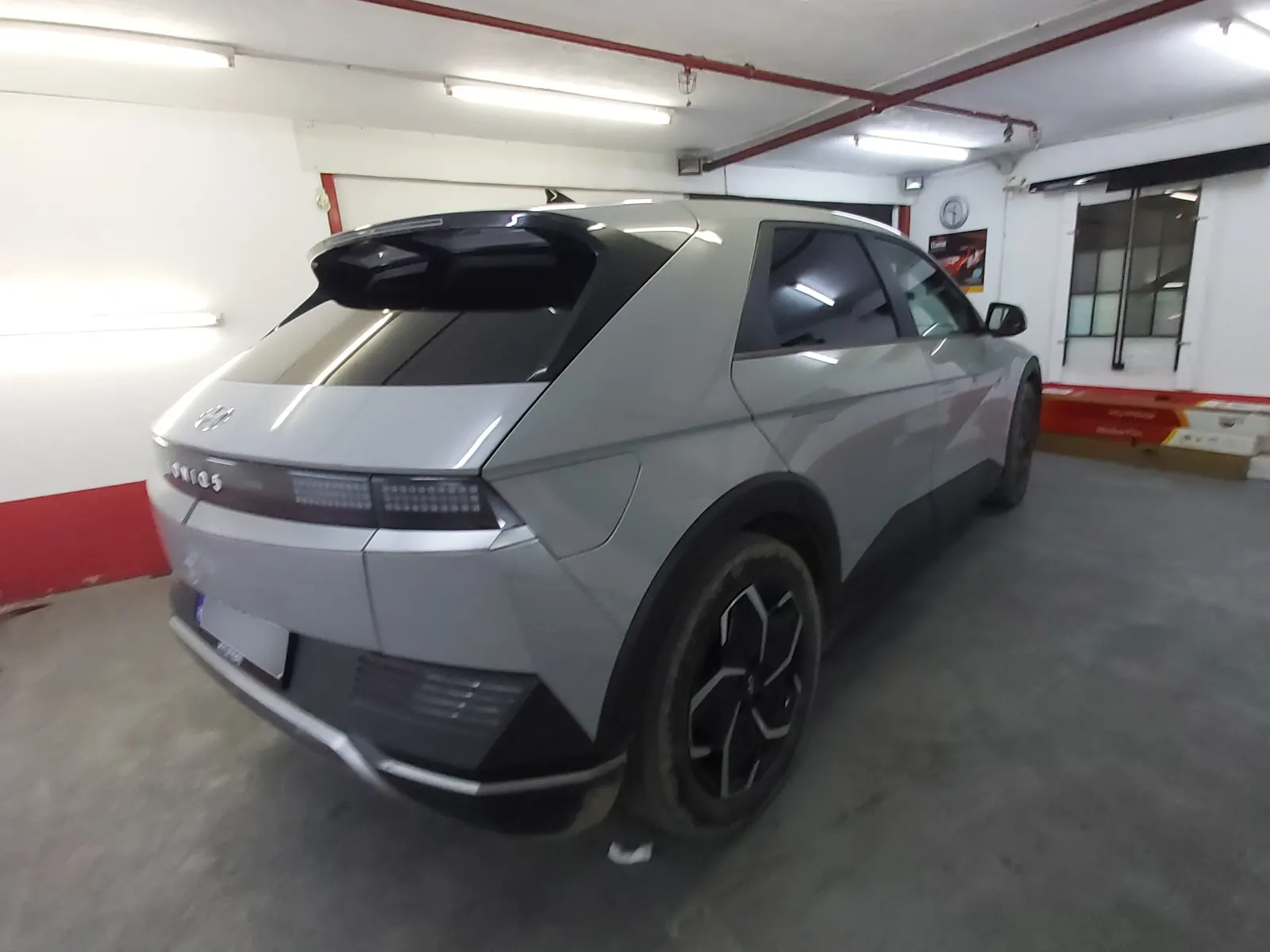 Geam spate Ioniq 5 gri metalic cu folie ceramică CTX05 aplicată – detaliu exterior