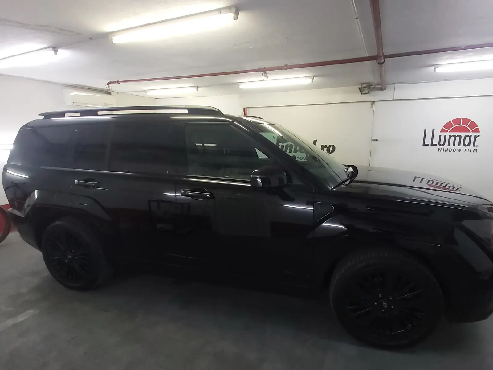 Santa Fe MX5 generația a cincea negru perlat cu folie LLumar CTX05 – detaliu lateral