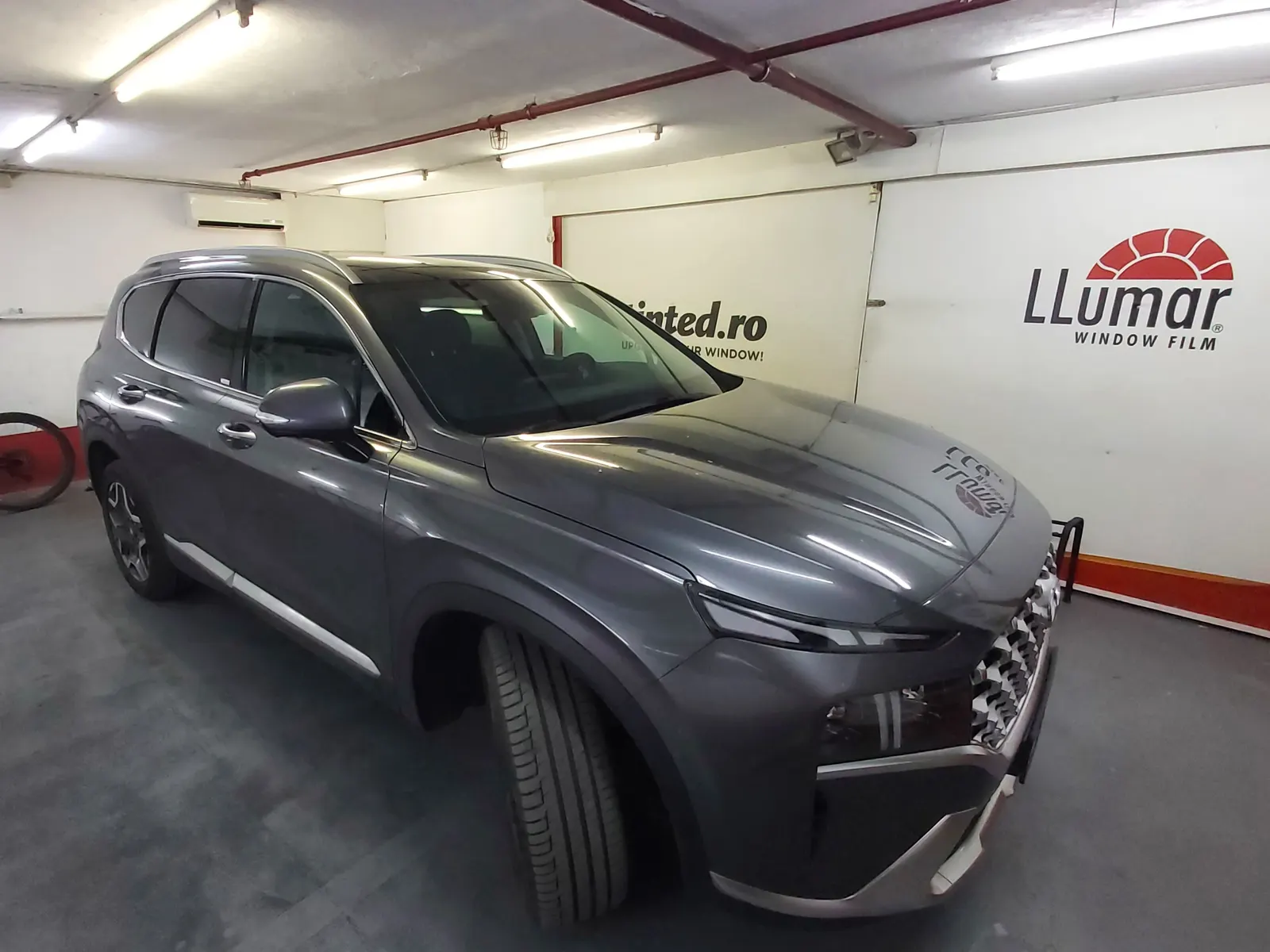 Ușă spate Hyundai Santa Fe generația a patra foliat CTX15 – detaliu montaj Tinted