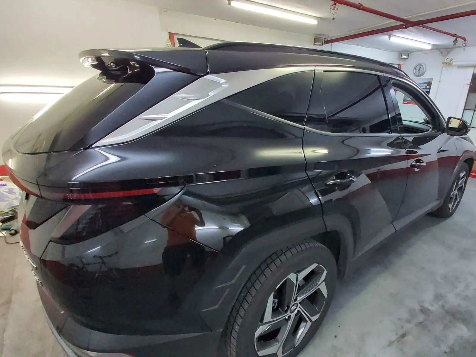 Hyundai Tucson generația a patra negru foliat CTX05 – vedere spate și lunetă