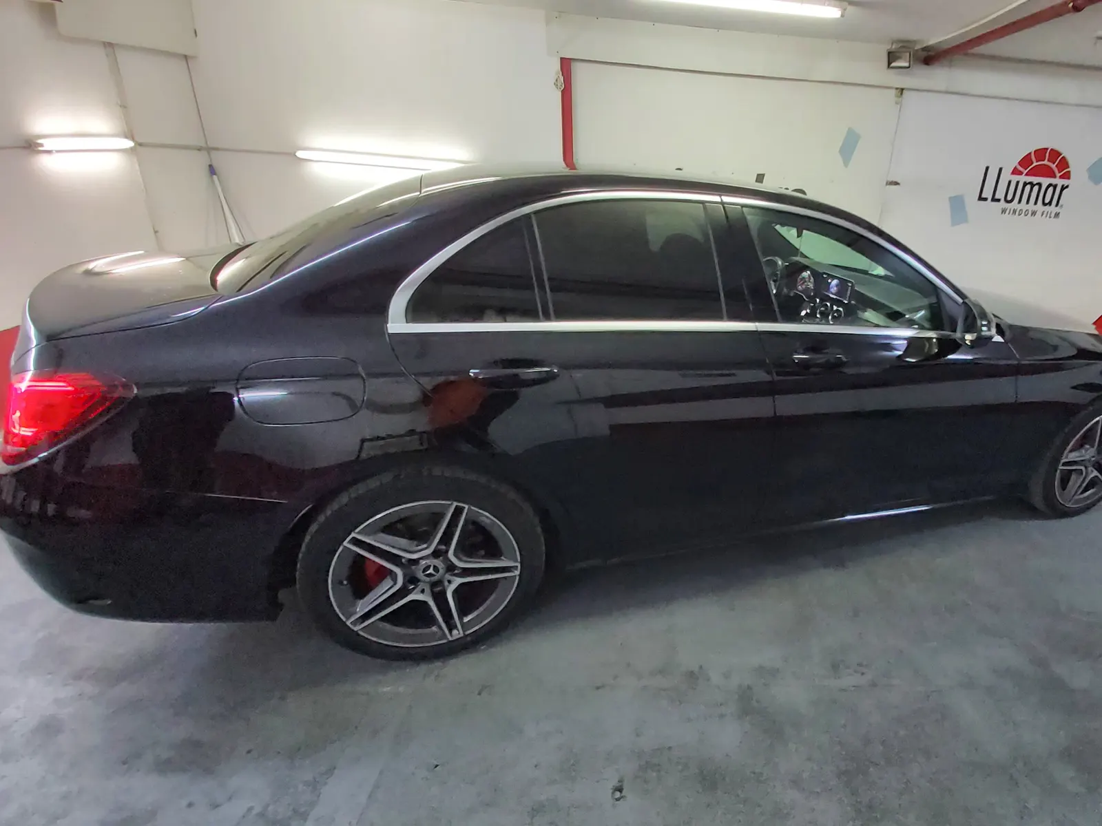 geamuri fumurii intense Mercedes E W213 Obsidian Black folie LLumar ATR05