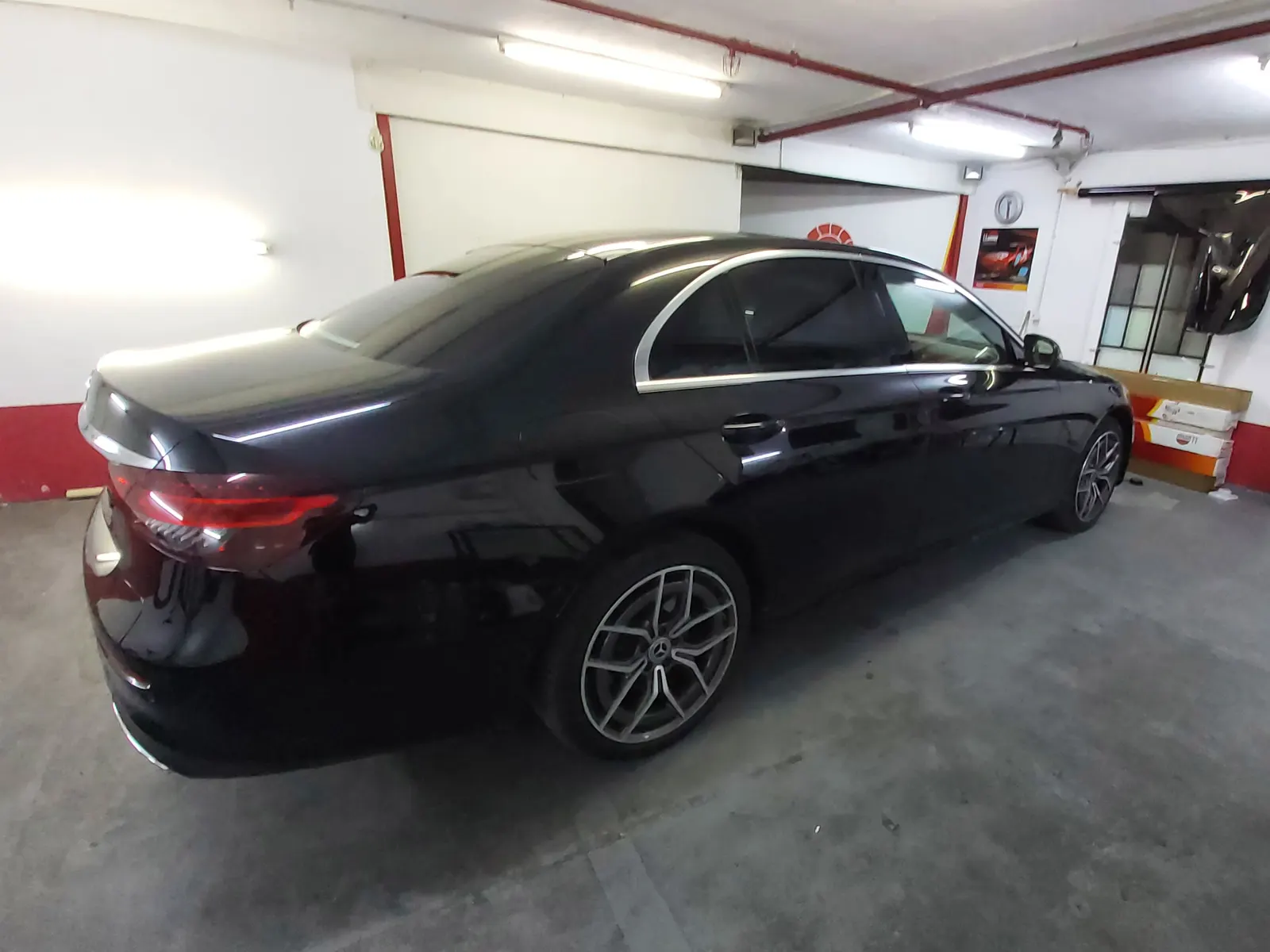 geamuri fumurii intense Mercedes E W214 negru folie ceramică LLumar CTX05