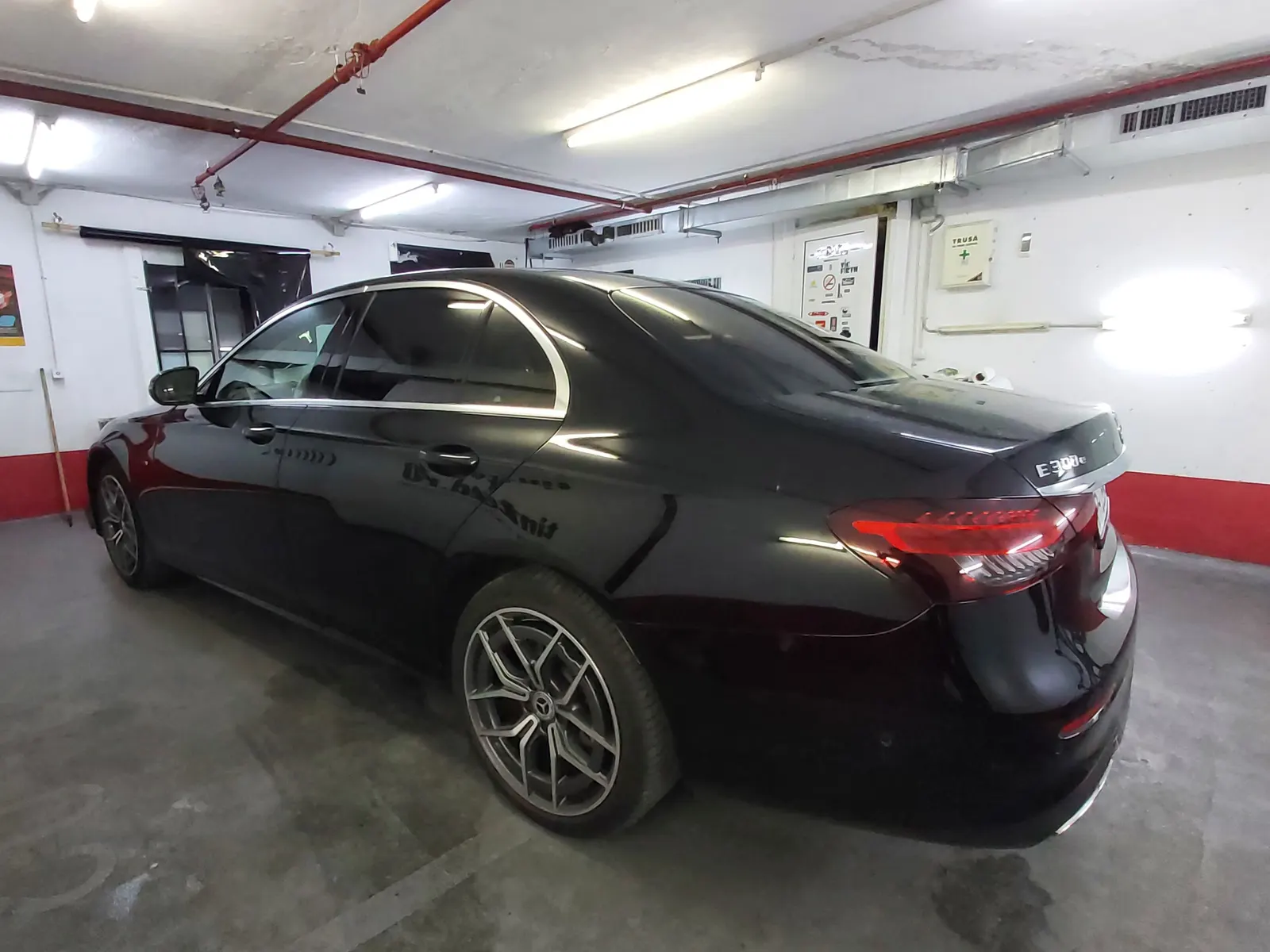 folie LLumar CTX05 Mercedes E W214 efect dramatic pe negru obsidian