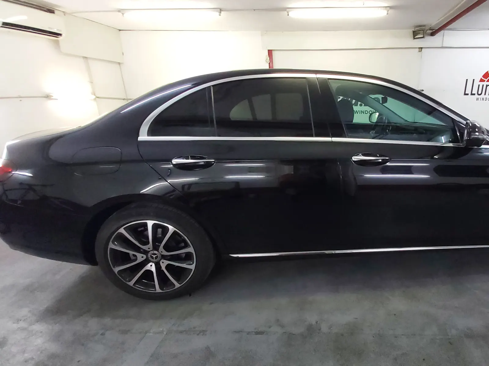 geamuri fumurii Mercedes E W214 Obsidian Black folie ceramică LLumar CTX15