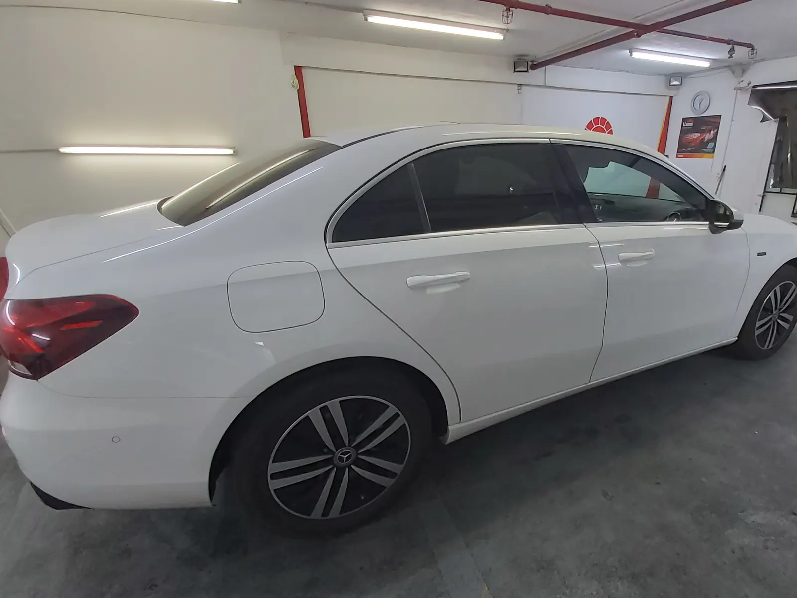 geamuri fumurii Mercedes A 250 sedan Polar White folie LLumar