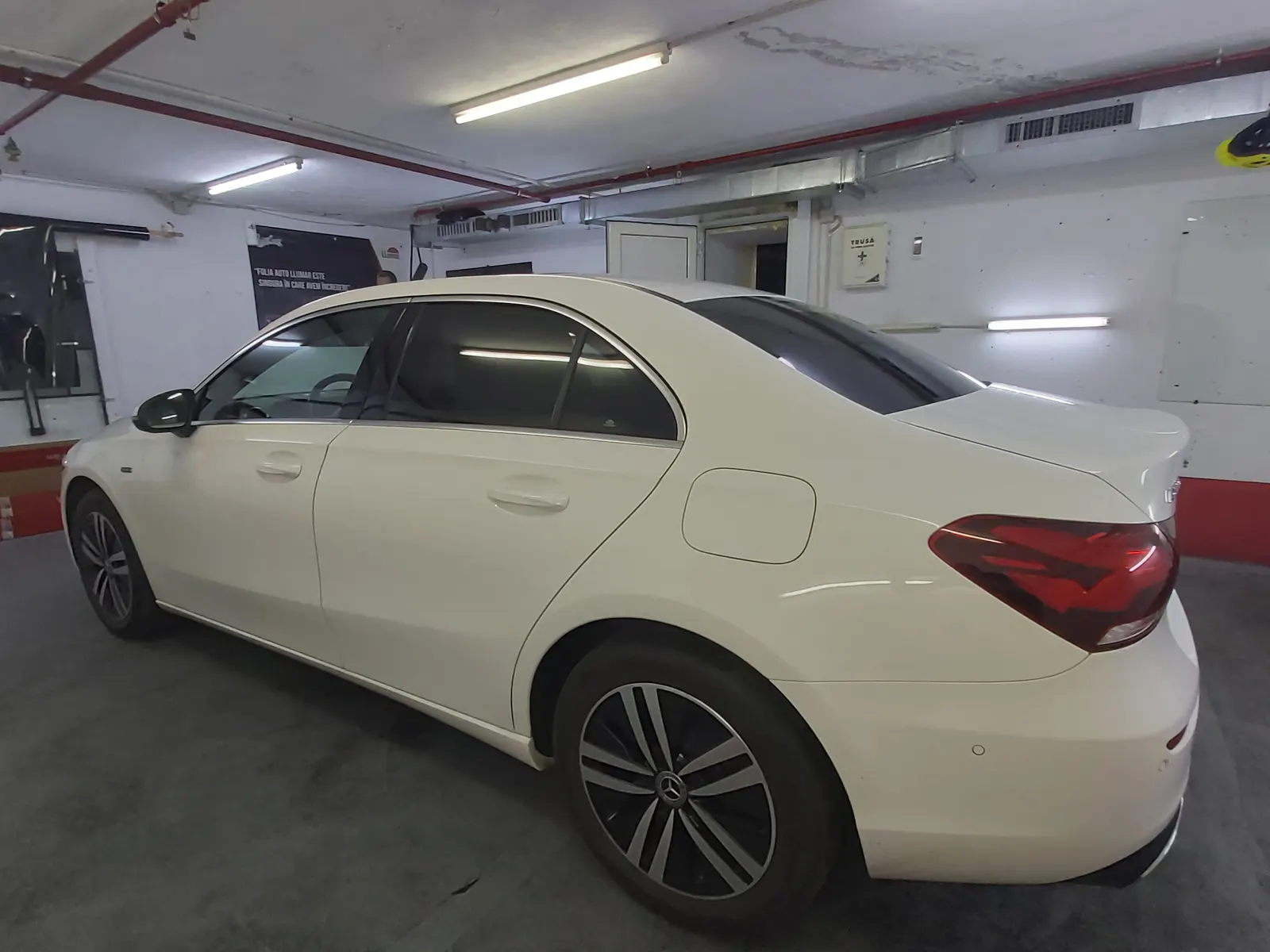 montaj folie auto Mercedes A 250 alb polar fără demontări