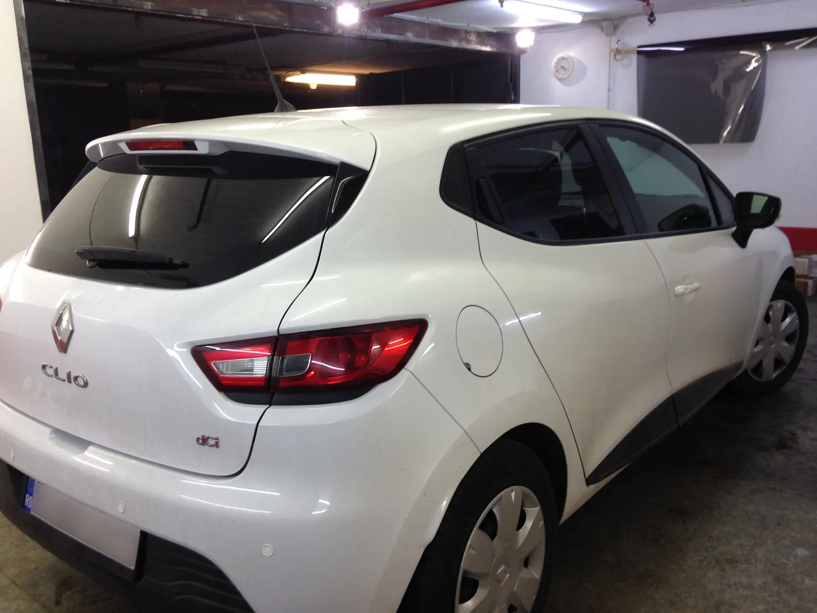 Renault Clio generația a patra Glacier White – luneta cu folie LLumar CTX15