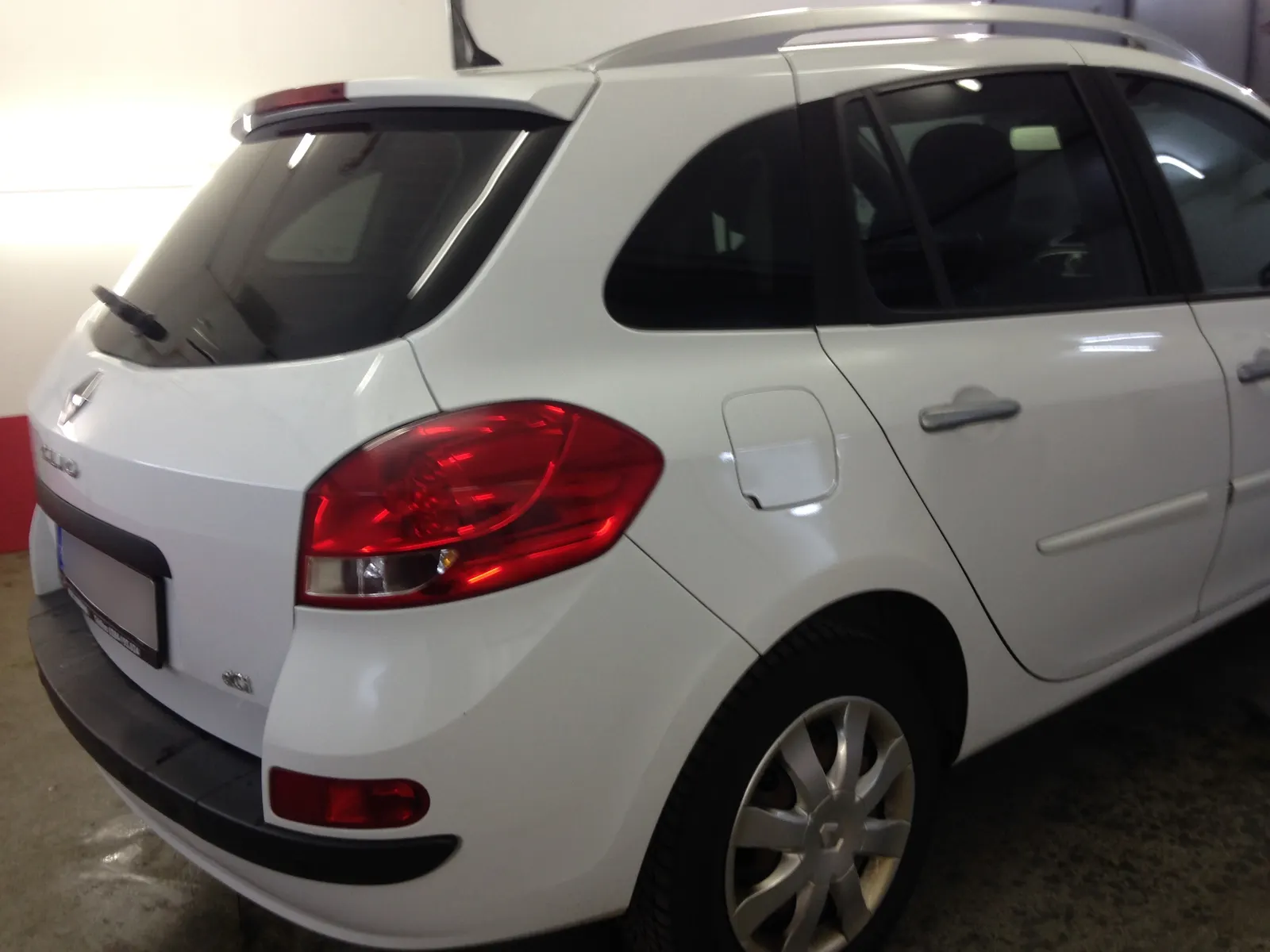 Renault Clio Estate Glacier White – ușă spate cu folie fumurie LLumar CTX35