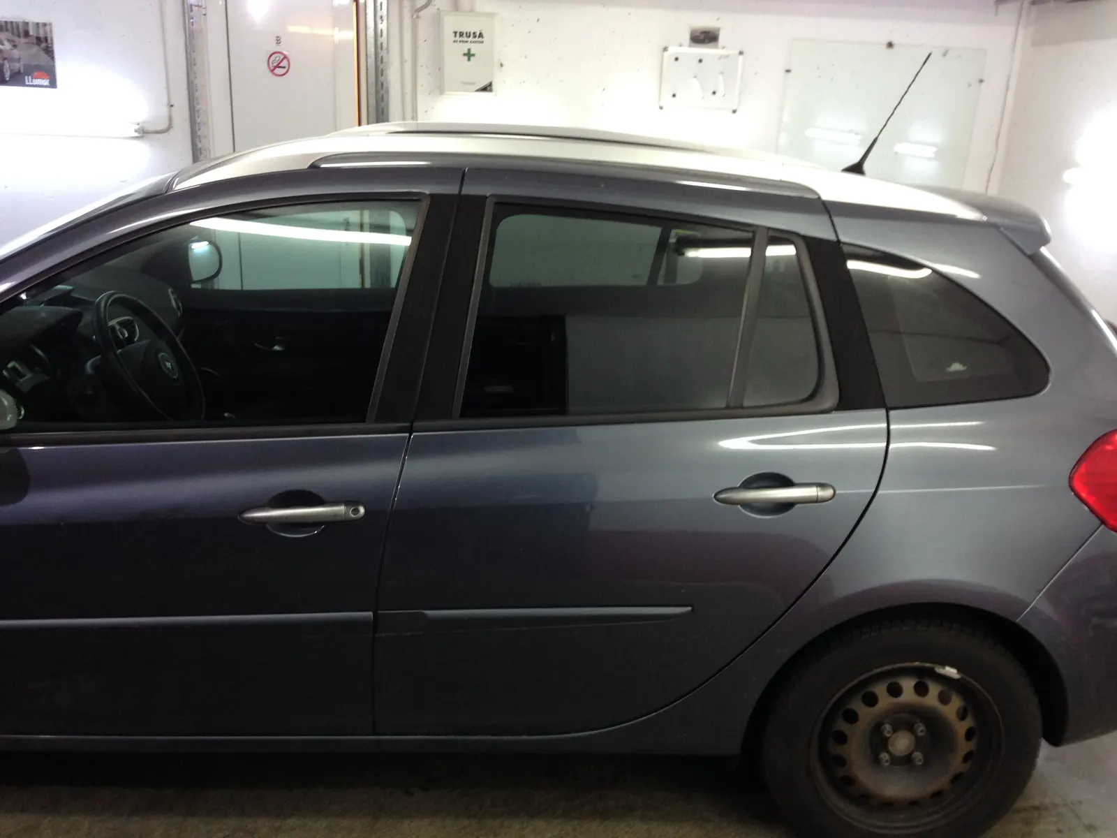 Clio Estate generația a treia gri platine – folie CTX35 geam lateral față