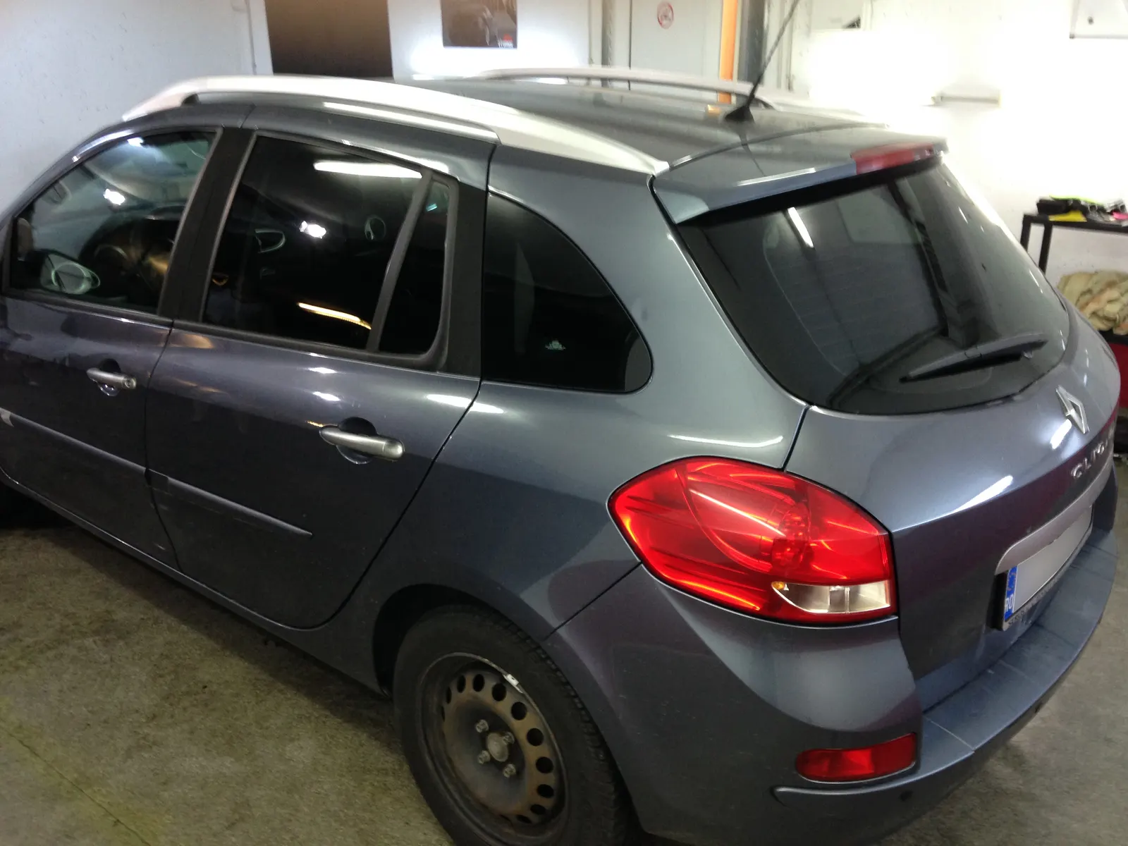 Renault Clio Estate Gris Platine – luneta și geamuri spate cu folie LLumar CTX35