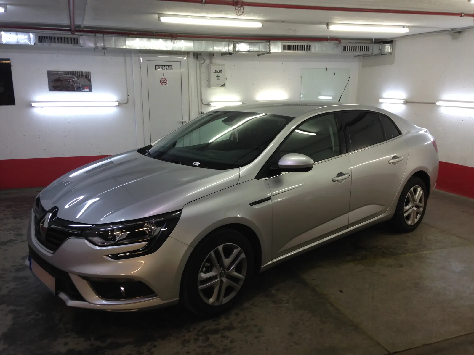 folie auto Renault Megane generația a patra Platinium Silver – LLumar CTX05 geamuri fumurii