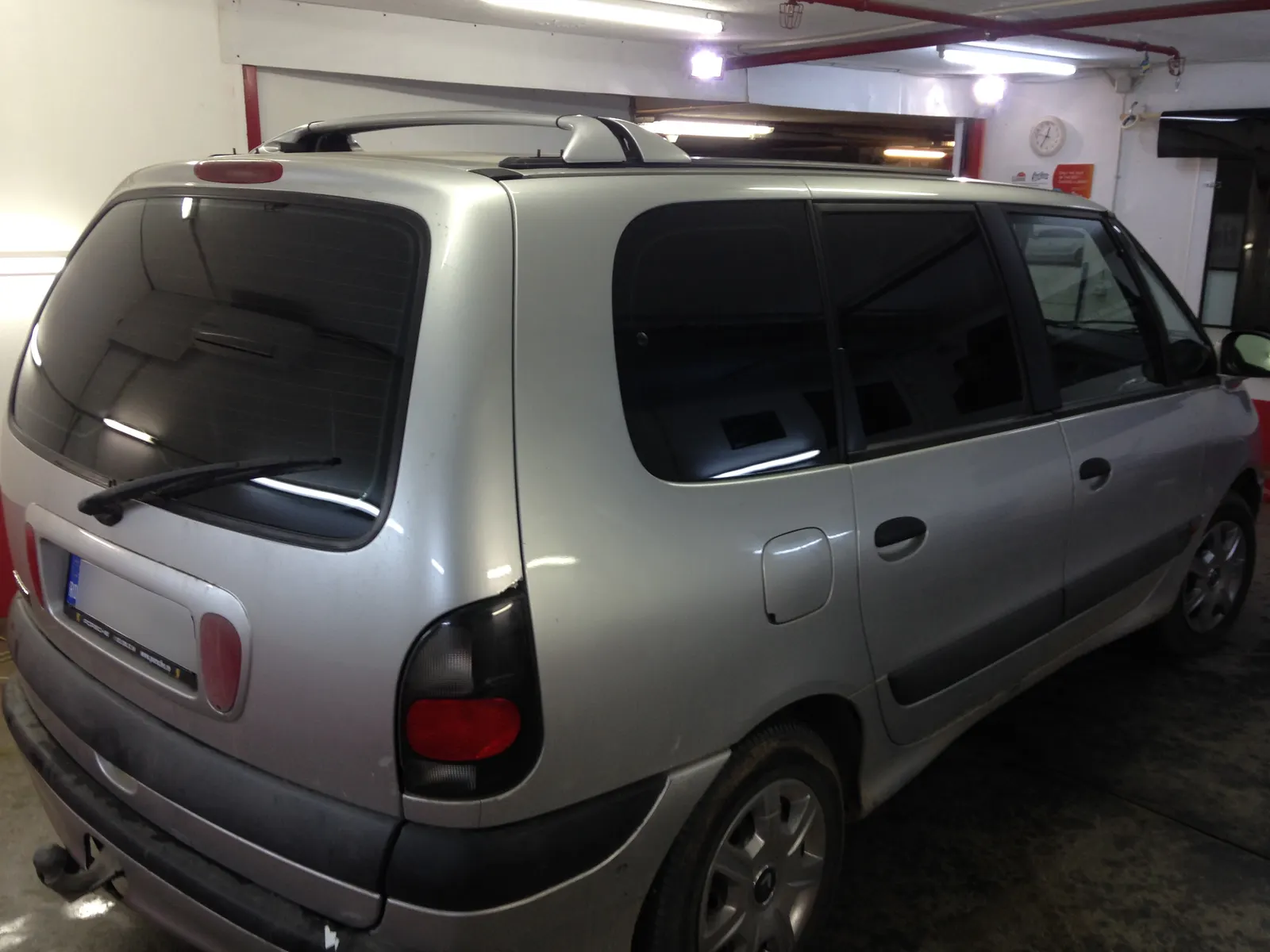 Renault Espace generația a treia Platinium Silver – ușă spate cu folie fumurie LLumar ATR05