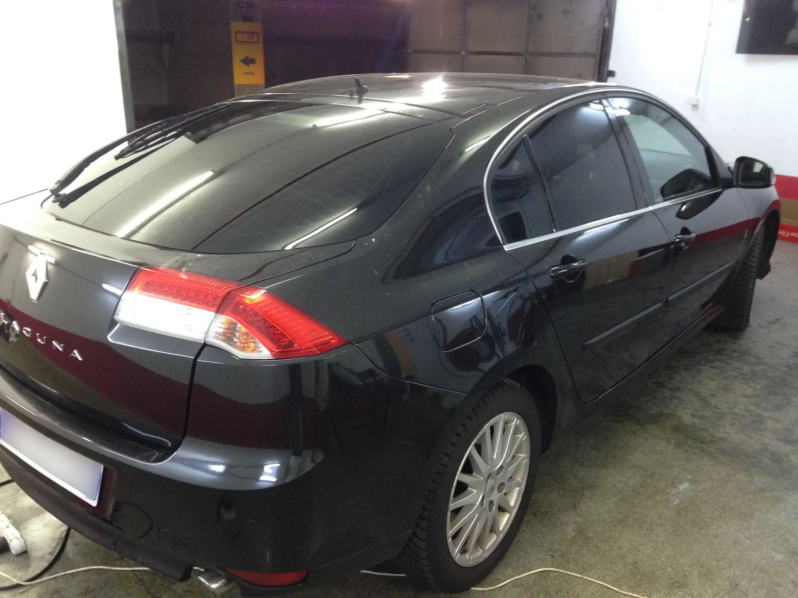 folie auto Renault Laguna generația a treia Black Pearl – LLumar CTX15 geamuri fumurii