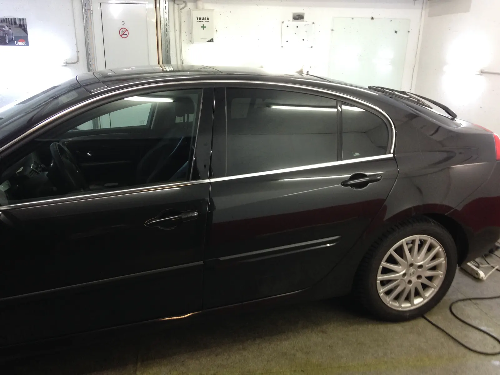 Renault Laguna generația a treia Black Pearl – luneta cu folie fumurie LLumar CTX15