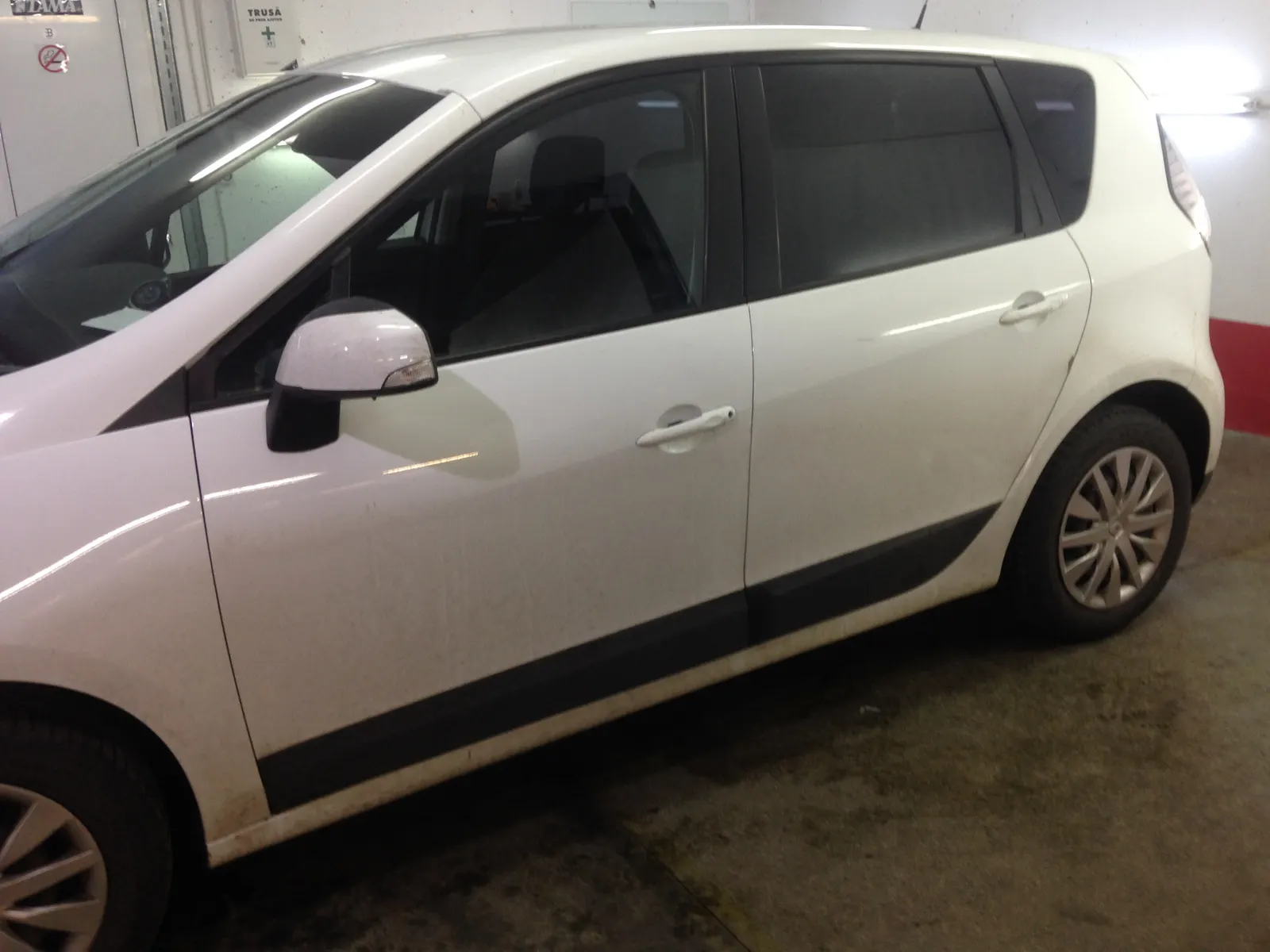 Renault Scenic generația a treia Glacier White – luneta cu folie fumurie LLumar ATR05