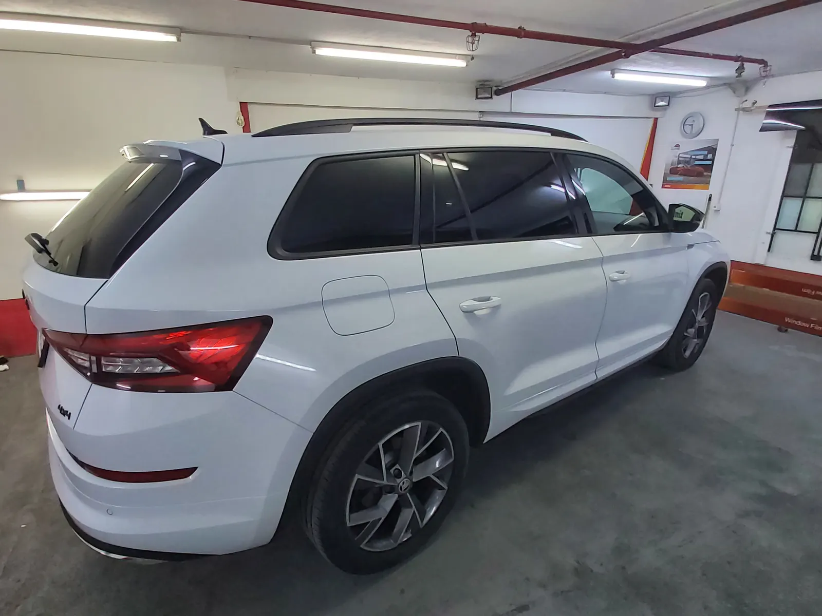 folie auto Skoda Kodiaq gen 2 alb geamuri laterale LLumar ATR05 AIR80
