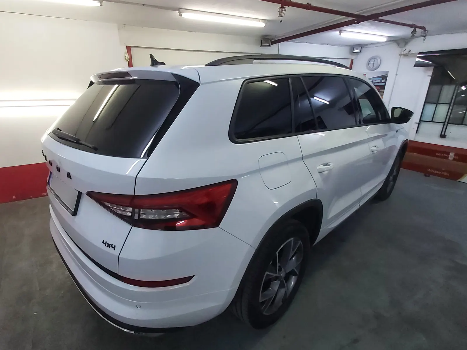 Kodiaq gen 2 Candy White foliere completă ATR05 laterale AIR80 față Tinted