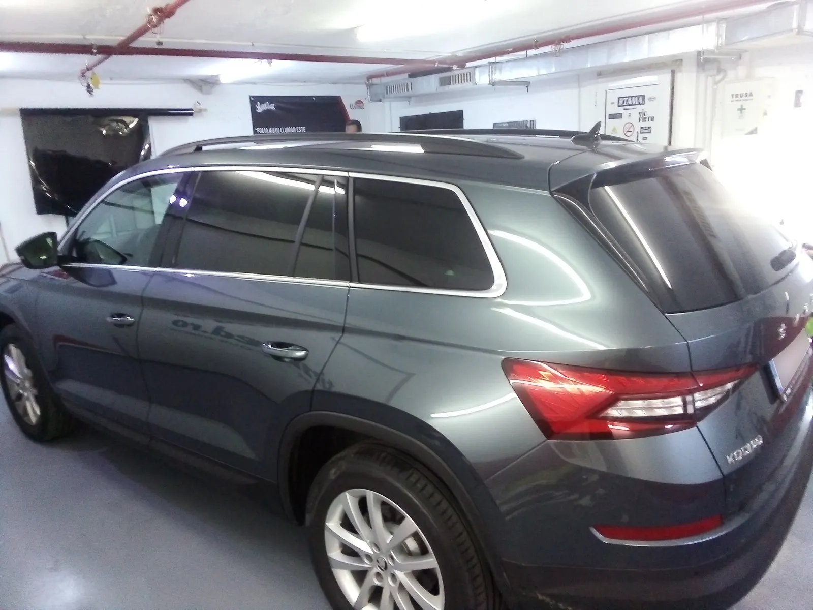 Skoda Kodiaq Quartz Grey cu folie solară LLumar ATR05 omologată RAR