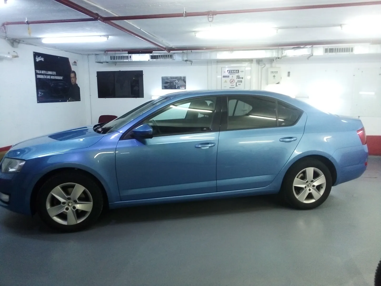 Octavia albastru sedan foliere CTX50 laterale AIR90 față aplicat Tinted