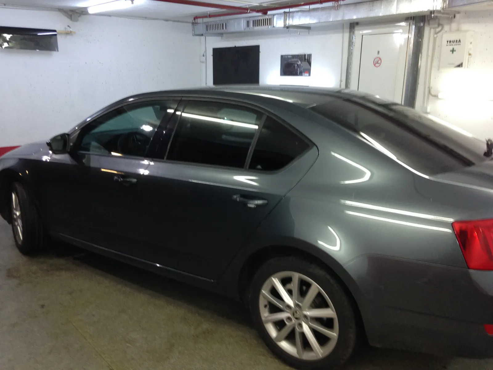 Octavia gri sedan foliere geamuri ATR20 discret aplicat la Tinted București