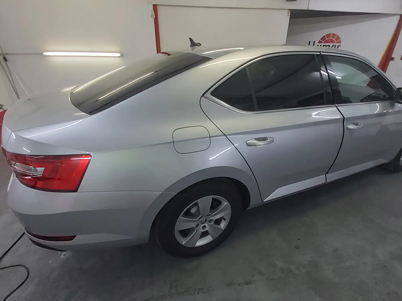 Superb sedan argintiu foliere geamuri ATR05 aplicat profesional Tinted