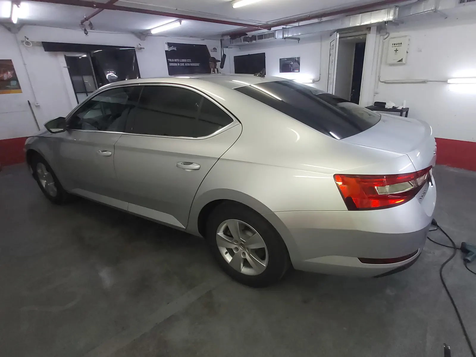 Skoda Superb Brilliant Silver cu folie LLumar ATR05 omologată RAR