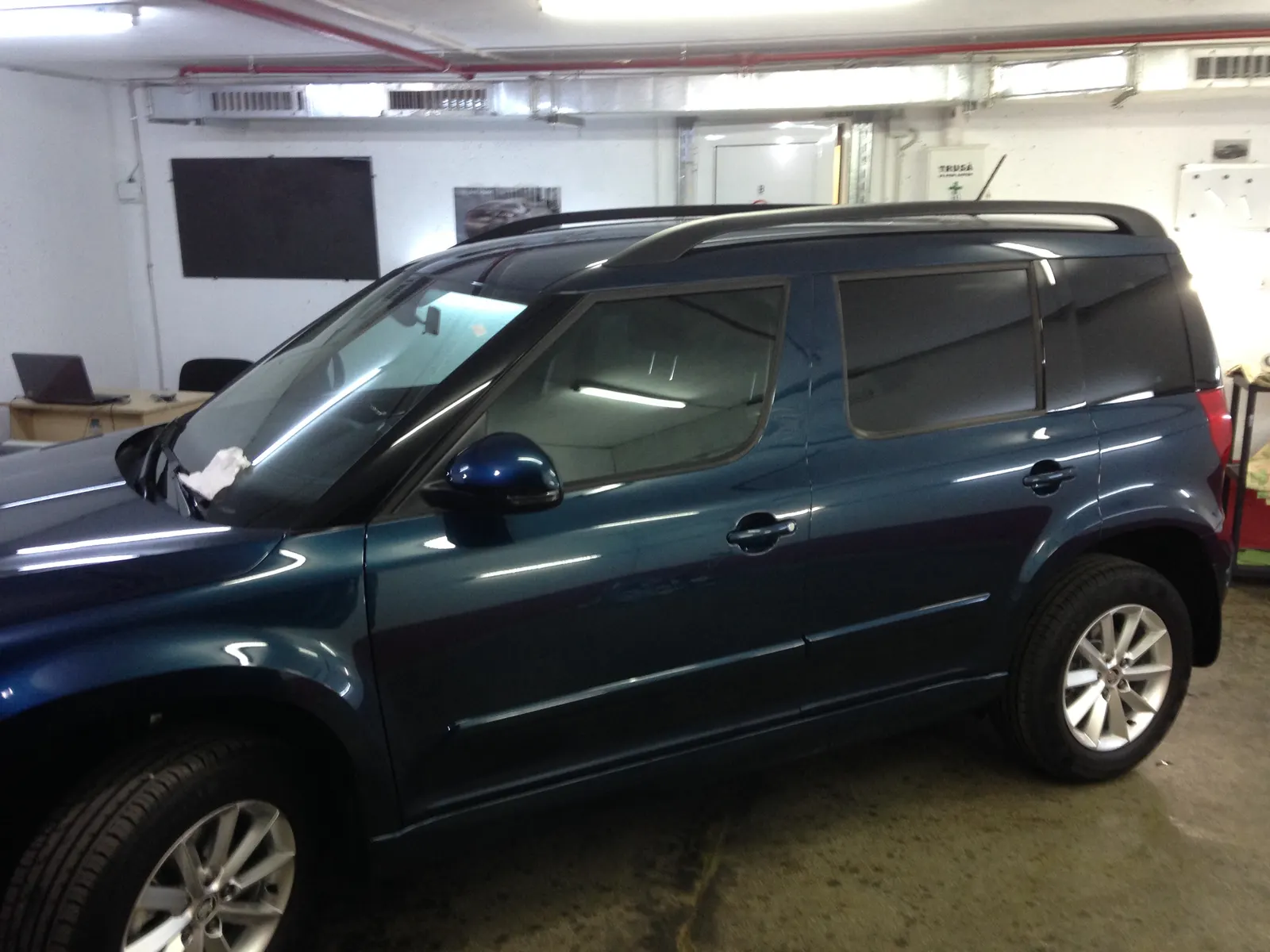 Skoda Yeti Ocean Blue Metallic cu folie ceramică LLumar CTX05 omologată RAR