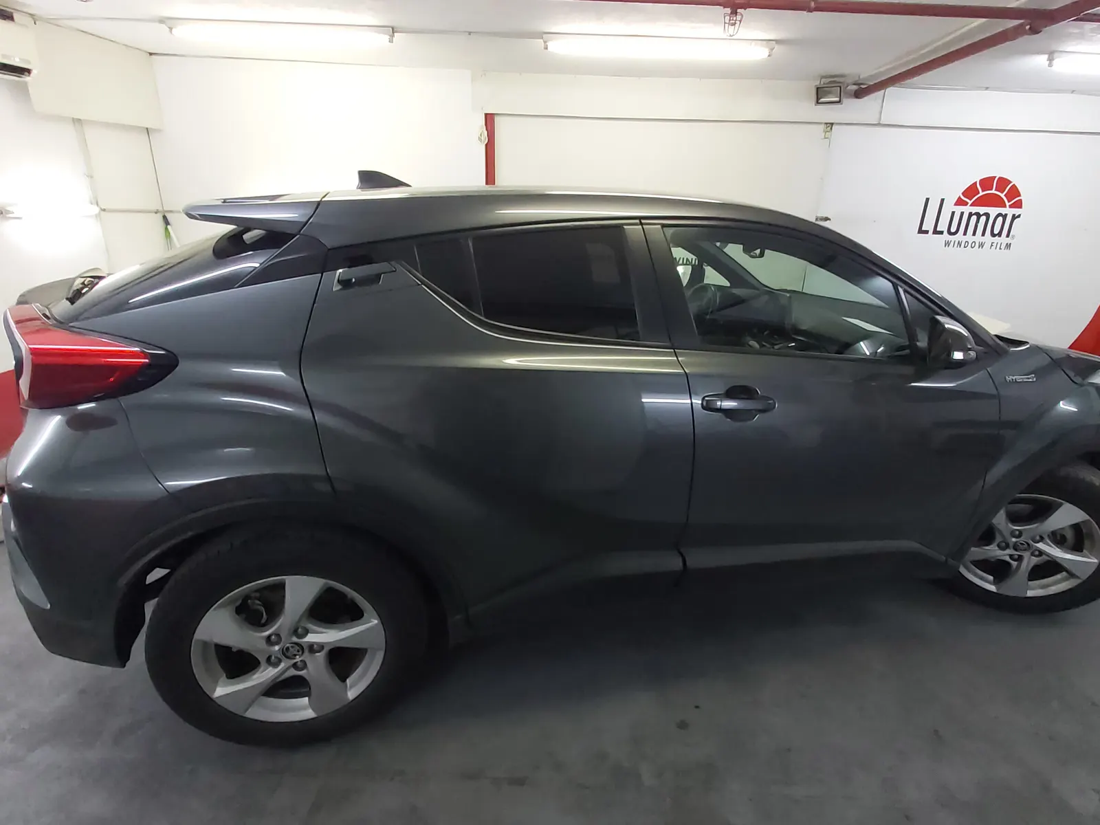 Toyota C-HR Hybrid Magnetic Grey geamuri fumurii inchise LLumar CTX05 montaj profesional