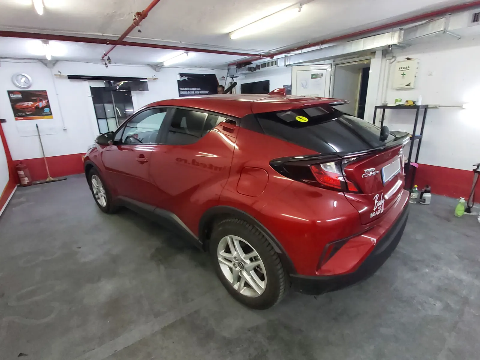 Toyota C-HR Tokyo Red cu folie auto spate LLumar CTX15 nuanta medie montaj profesional