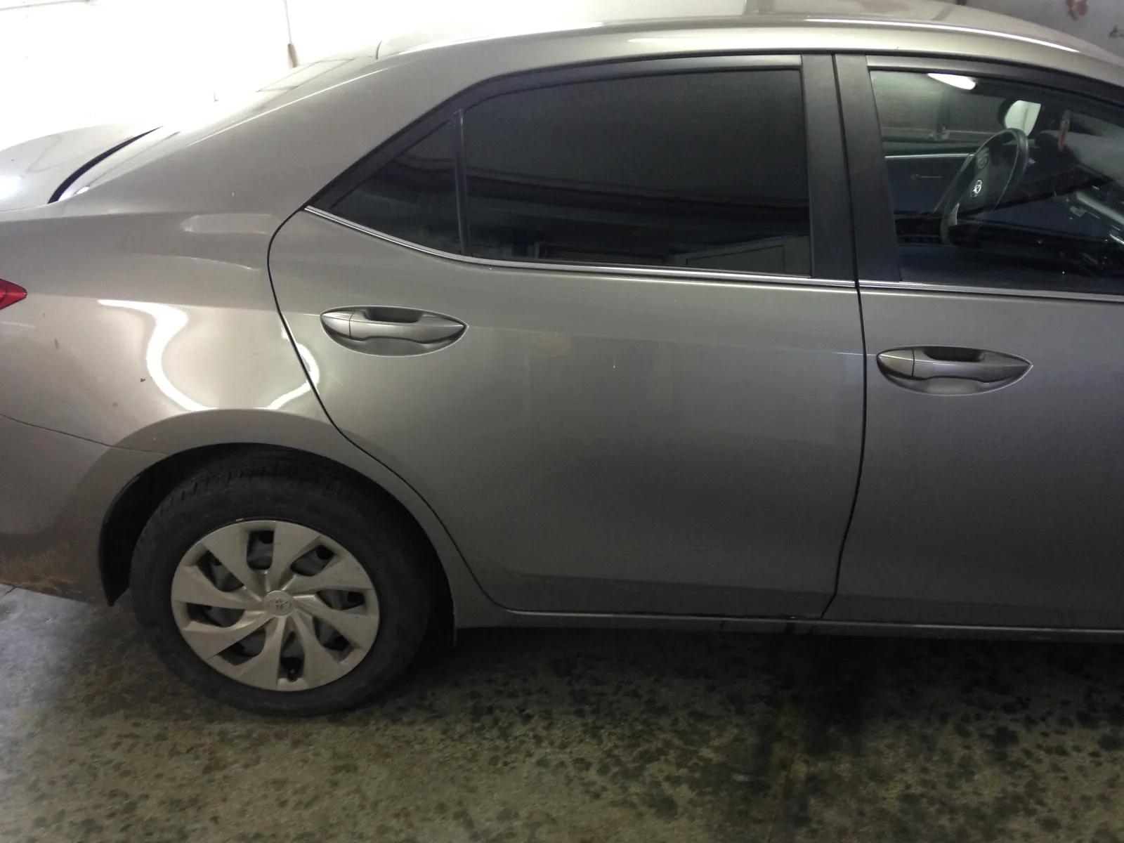 Toyota Corolla sedan cu folie auto LLumar ATR05 pe geamurile spate