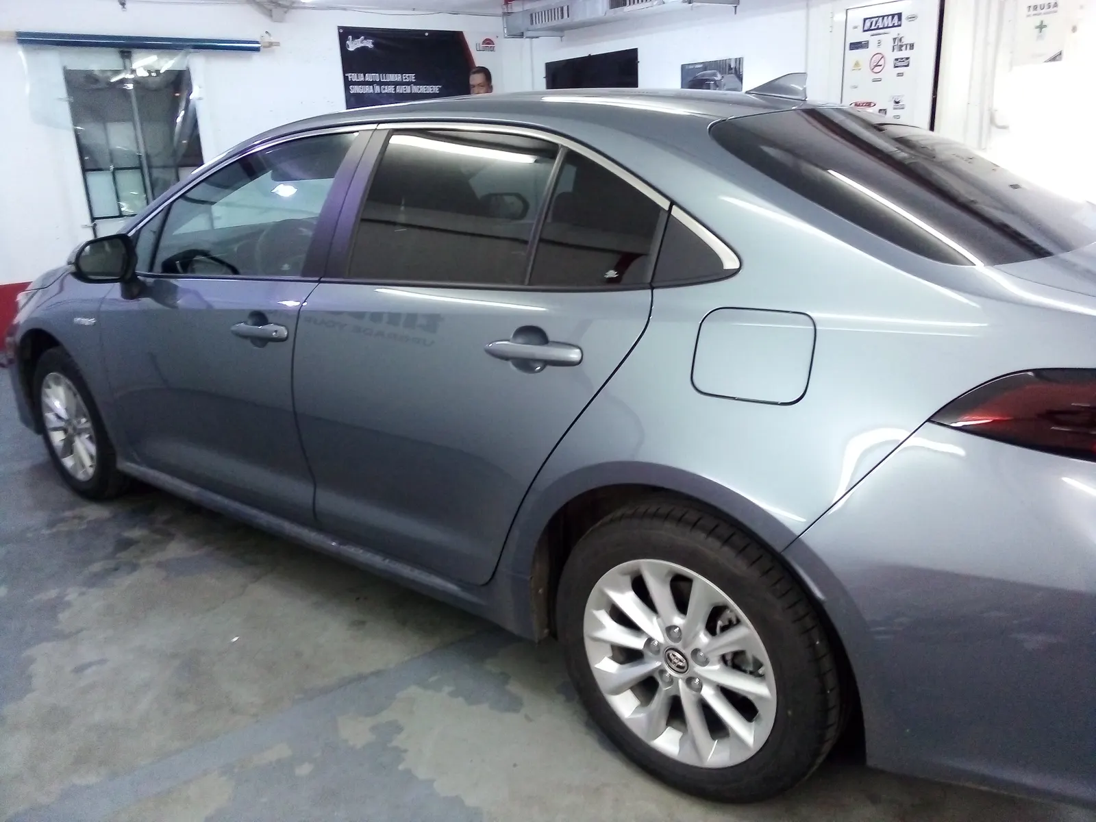 Toyota Corolla Hybrid Celestite Grey Metallic cu folie auto LLumar CTX15 protectie solara