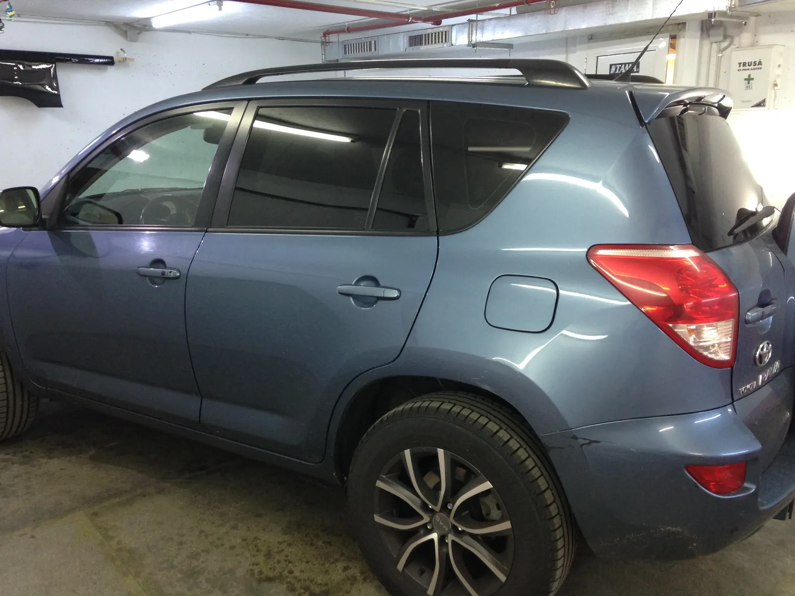 Toyota RAV4 Pacific Blue Metallic cu folie auto ceramica LLumar CTX05