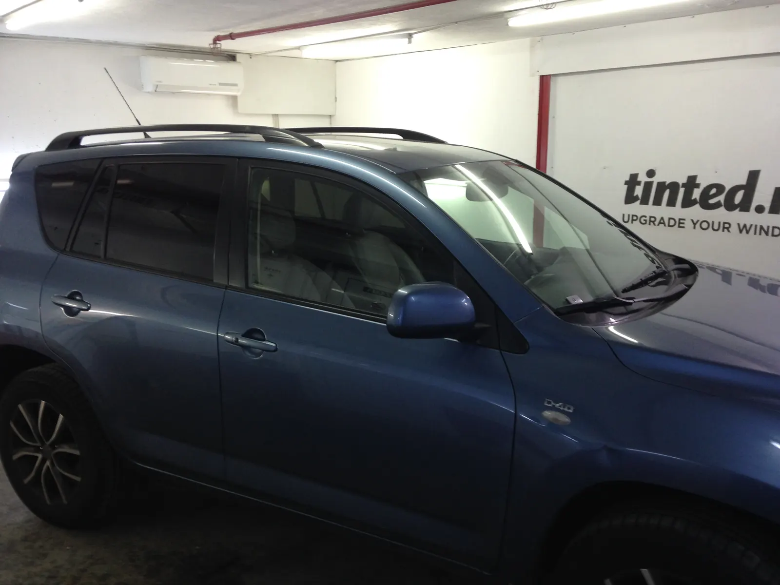 Toyota RAV4 Pacific Blue Metallic cu geamuri fumurii LLumar CTX05