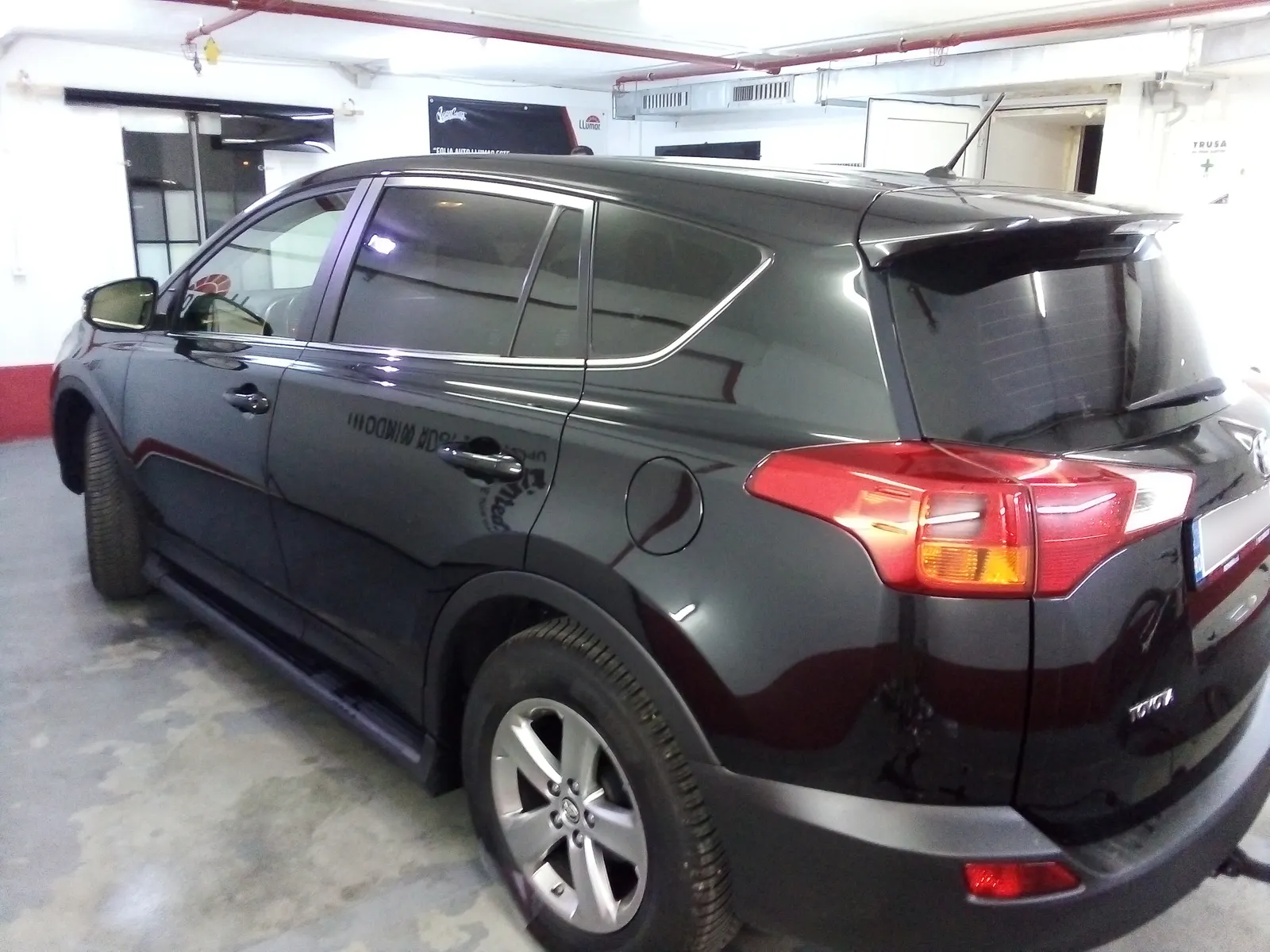 Toyota RAV4 diesel negru cu folie auto ceramica LLumar CTX05