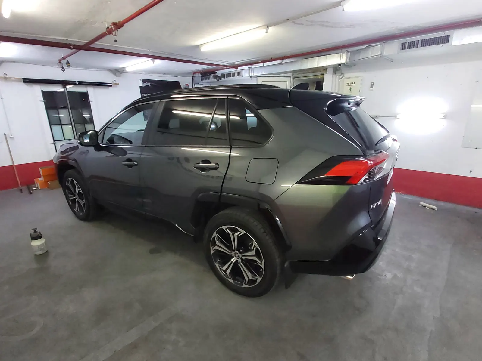 Geamuri originale Toyota RAV4 gri Magnetic Gray Metallic inainte de instalarea foliei auto